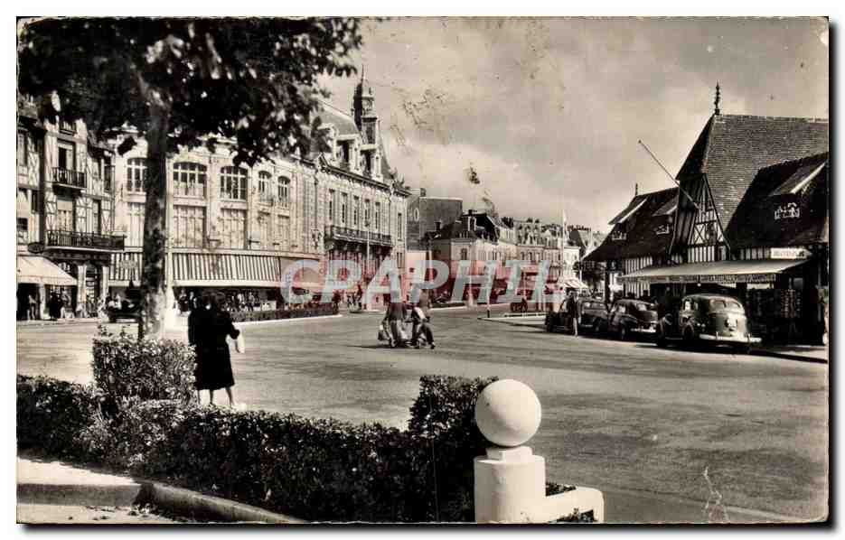 Place centrale de Trouville — vue de la rue principale avec bâtiments à colombages — Éditions Glatigny