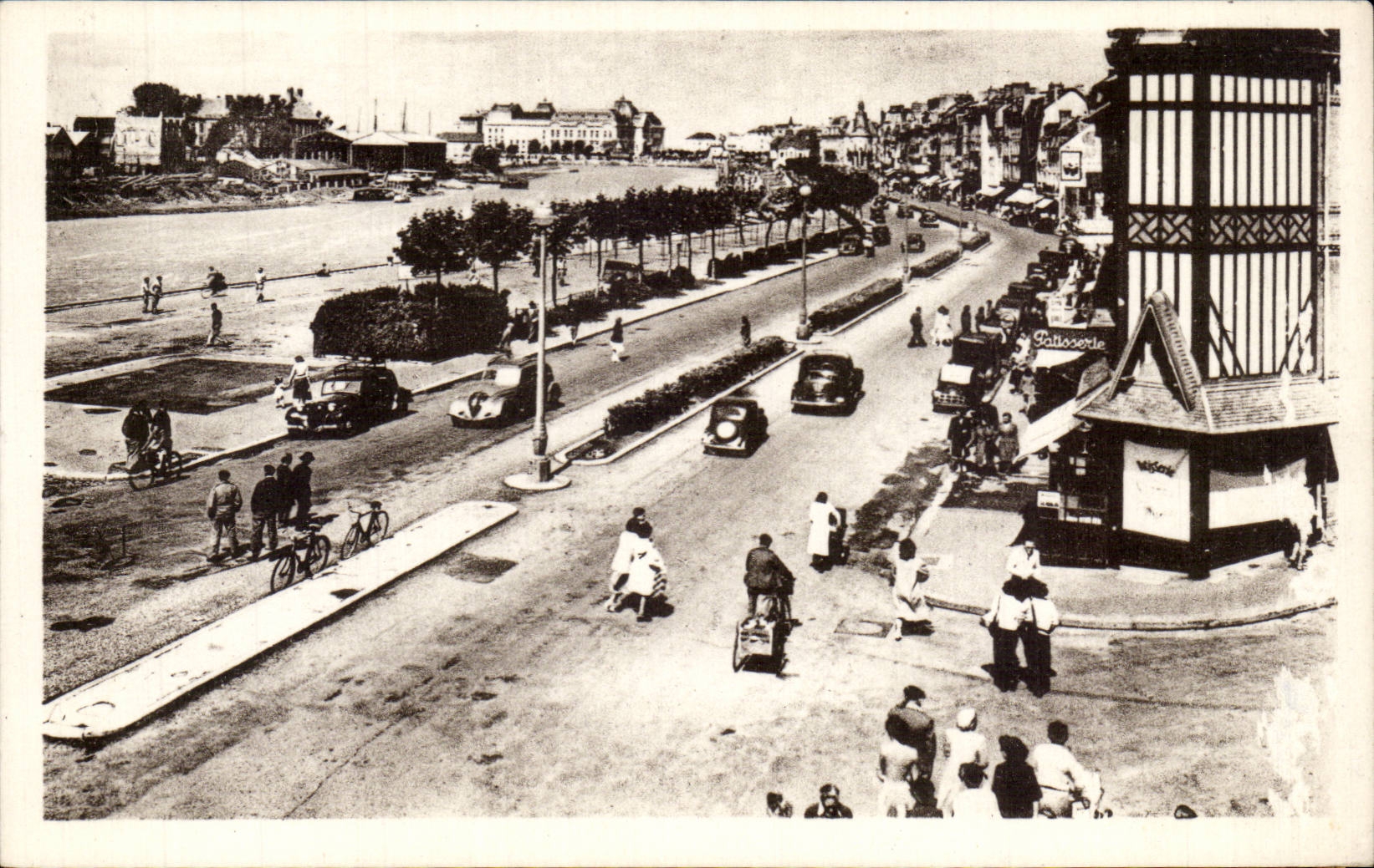 Trouville-la-Reine-des-Plages — Allgemeiner Blick auf die Kai — C° des Arts Photomécaniques, Paris