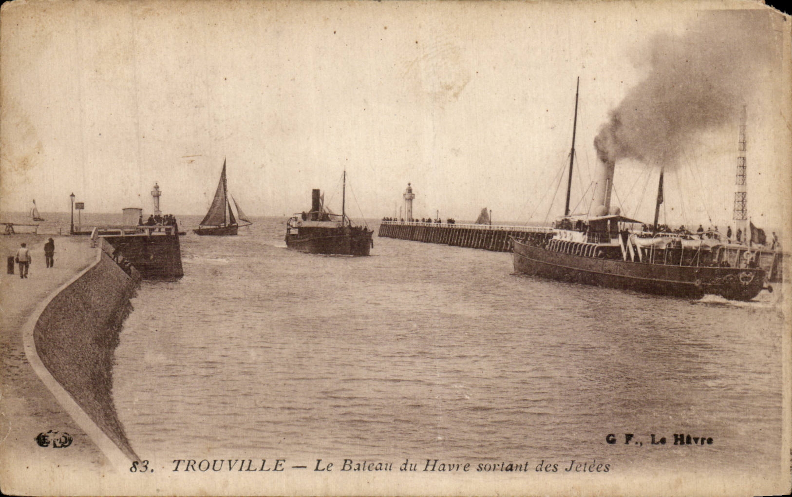 CPA Trouville Le bateau du Havre sortant des jetees