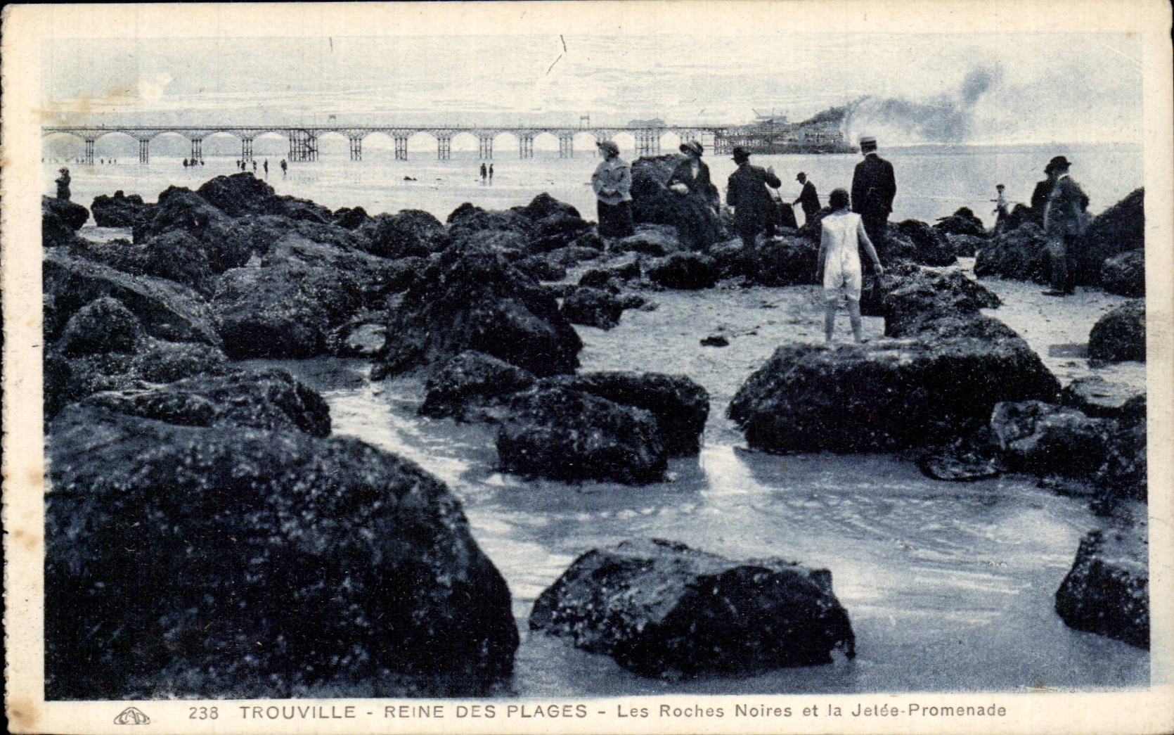 CPA Trouville Reine des plages Les roches noires et la jetee promenade