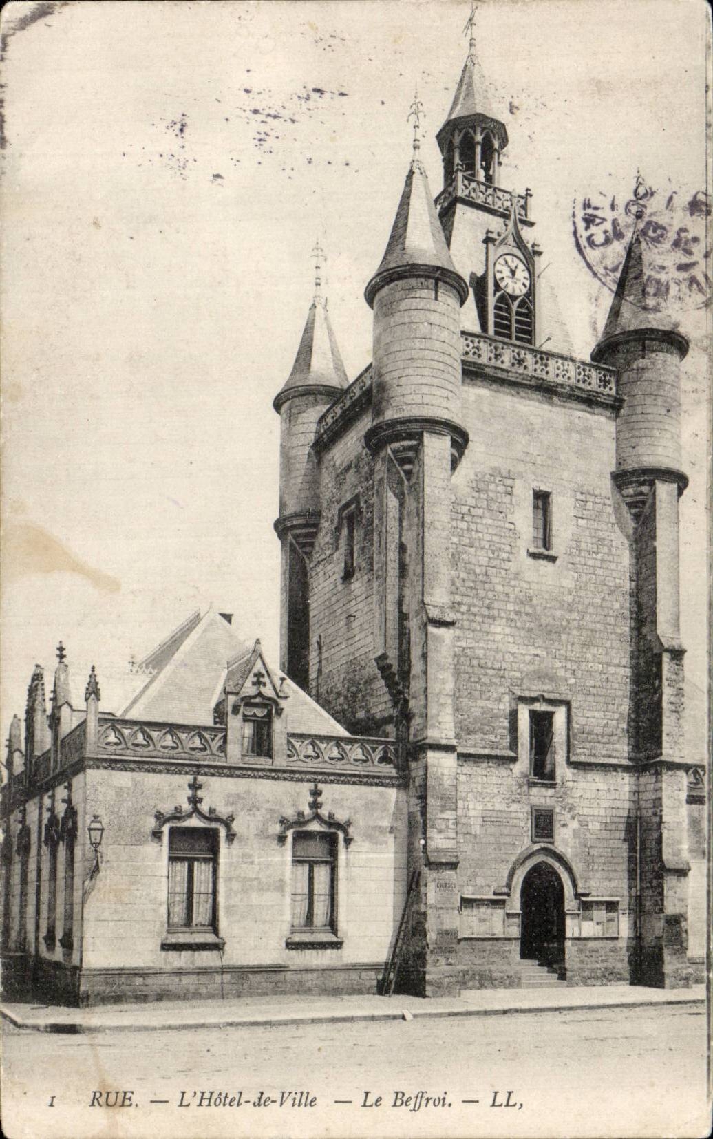CPA Rue L'hotel de ville le beffroi