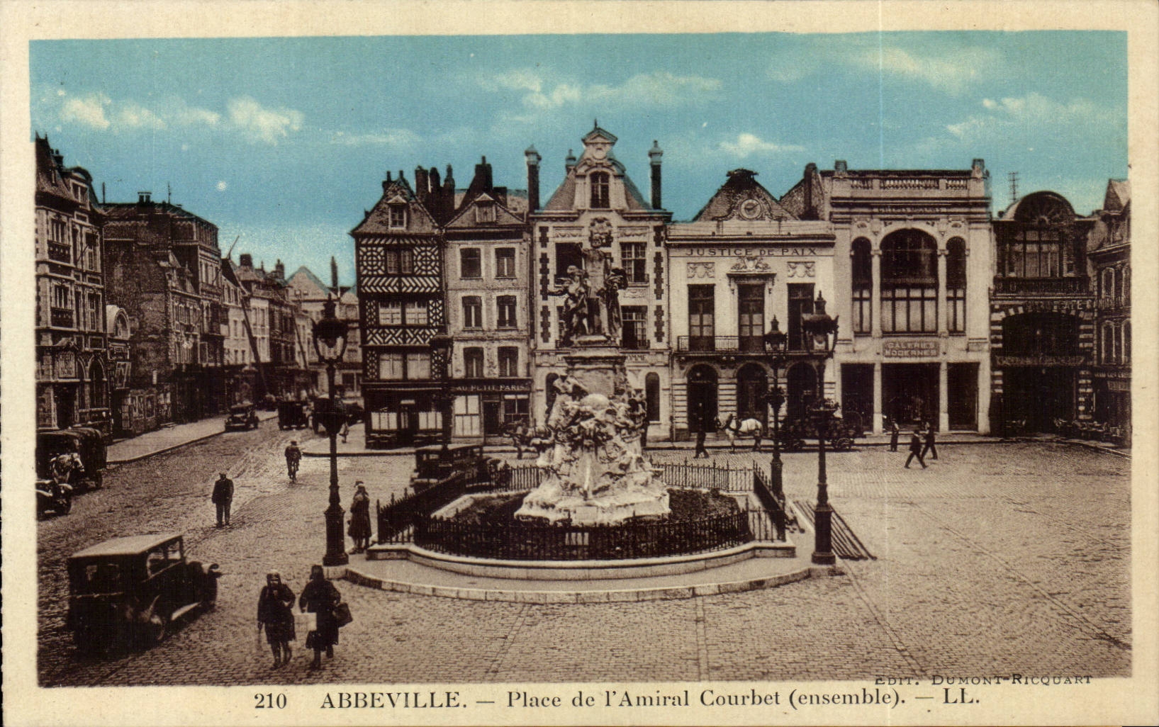 CPA Abbeville Place de l'amiral Courbet