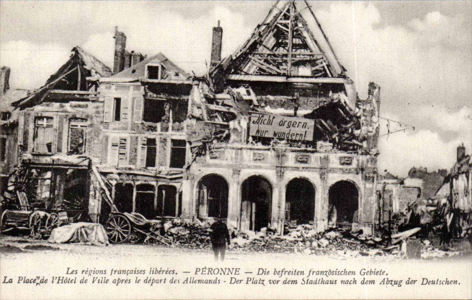 CPA Peronne La place de l'hotel de ville apres le depart des allemands