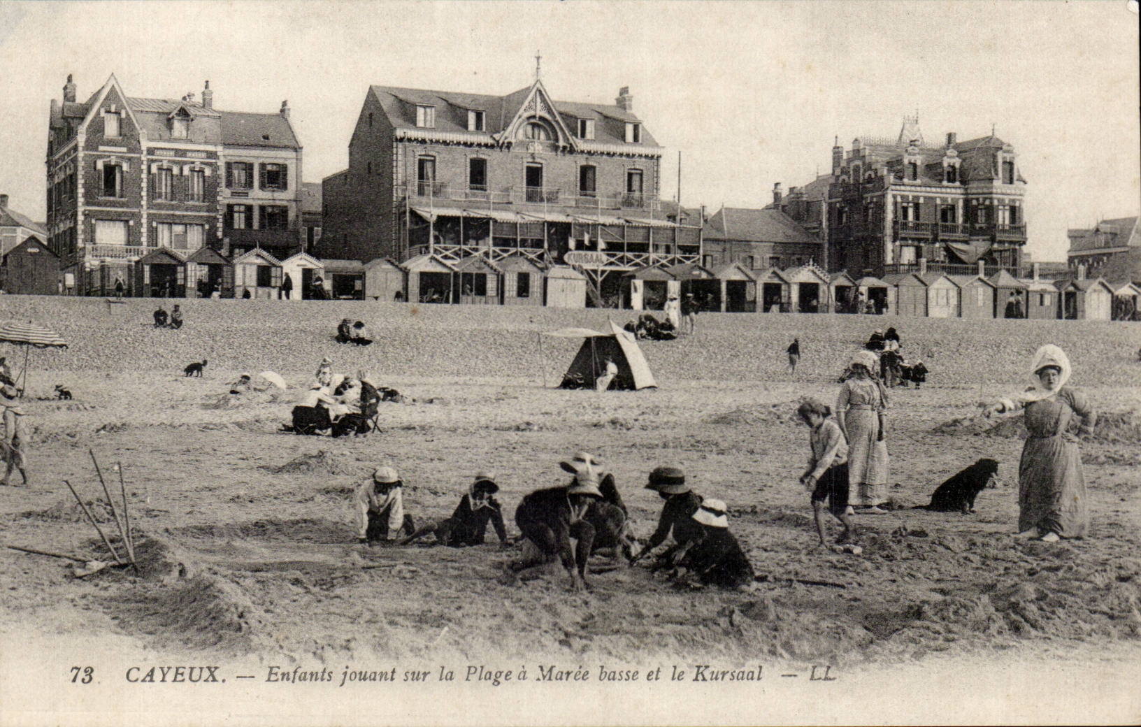 Cayeux — Enfants jouant sur la Plage à Marée basse et le Kursaal — LL