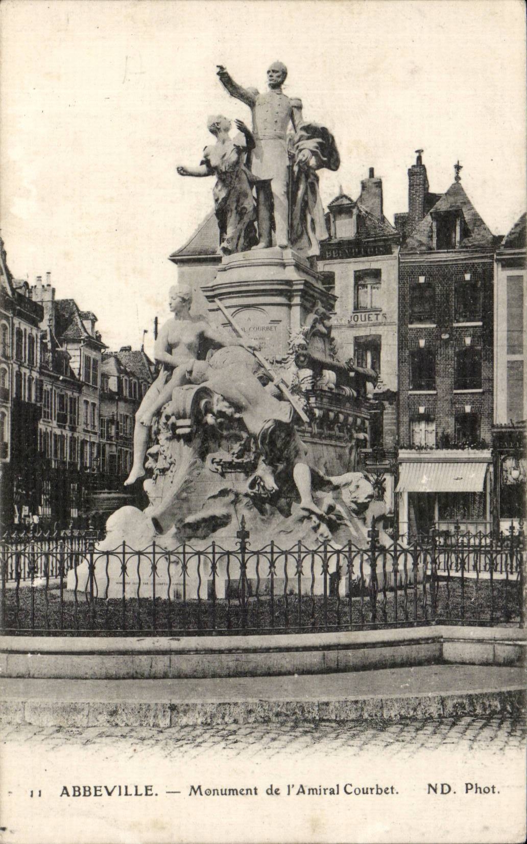 CPA Abbeville Monument de l'amiral Courbet