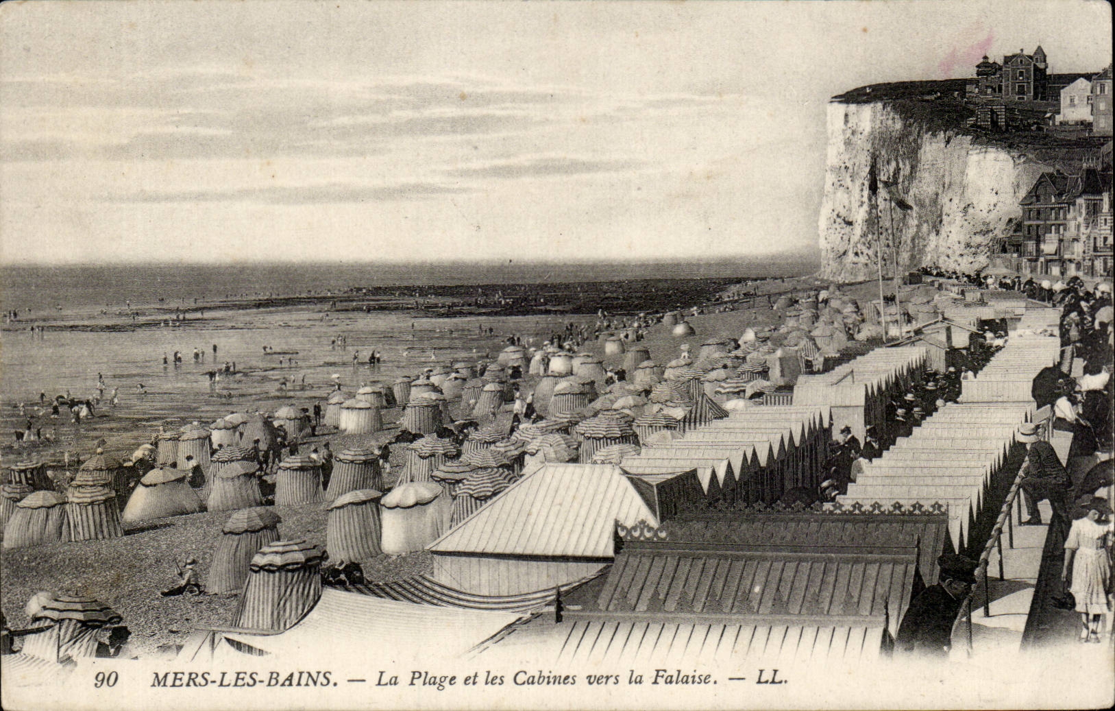 CPA Mers les Bains La plage et les cabines vers la falaise