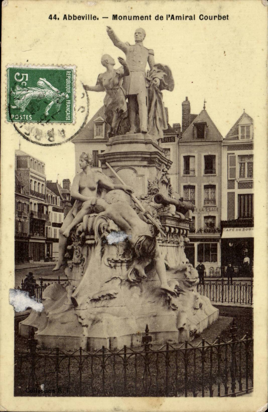 CPA Abbeville Monument de l'amiral Courbet