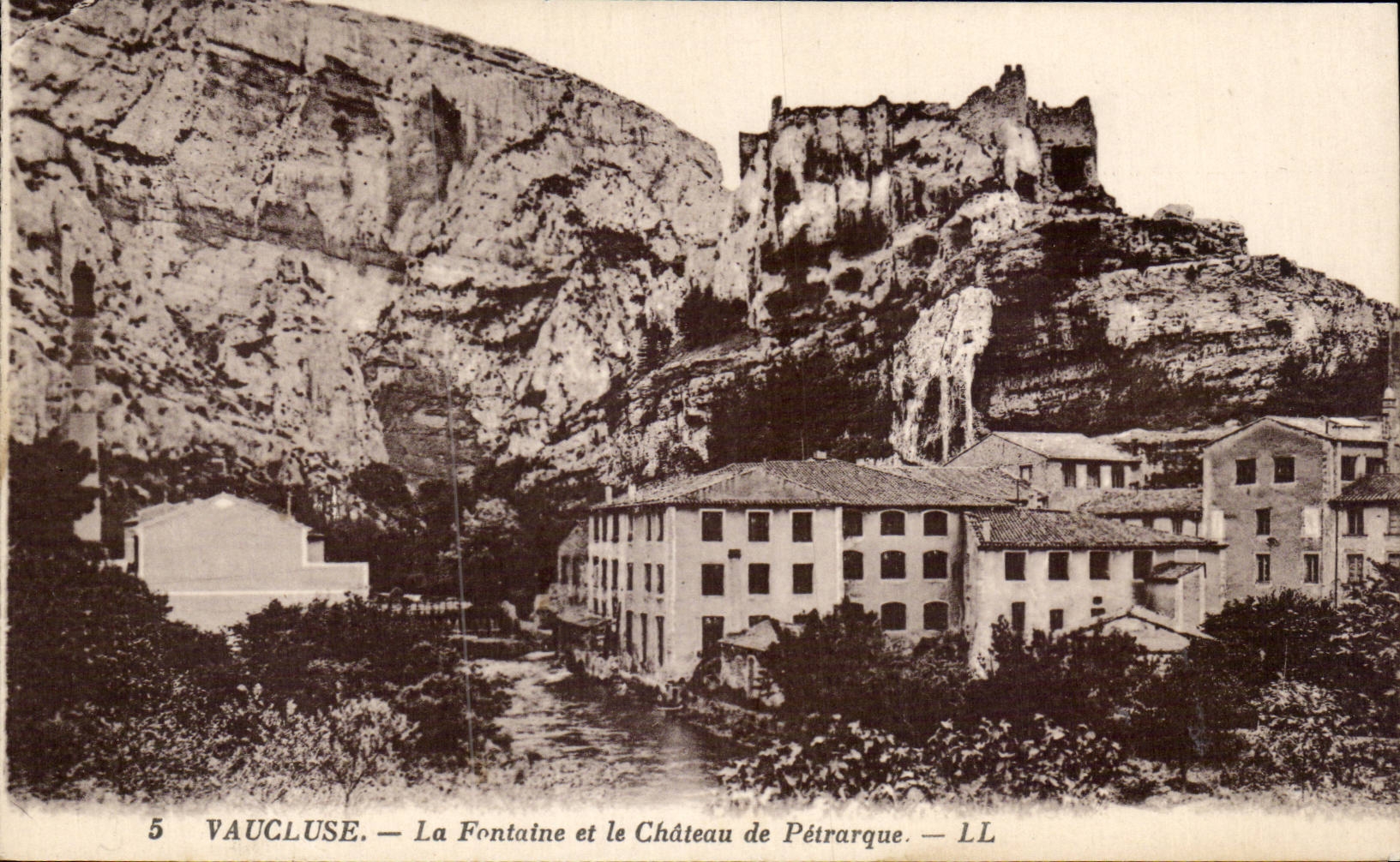 CPA Vaucluse La fontaine et le chateau de Petrarque