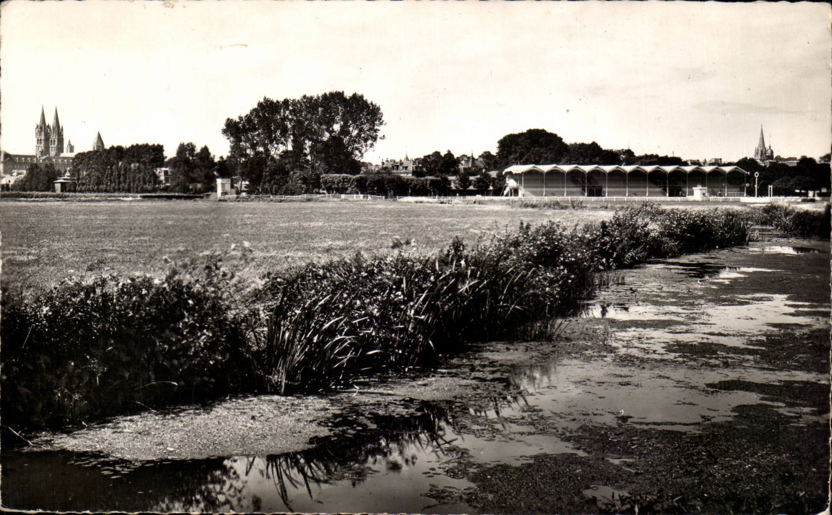 CPA Caen Les tribunes du champ de courses