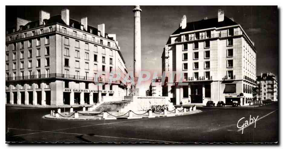CPSM Caen Le monument aux morts et l'hotel Malherbe Galeries Lafayette