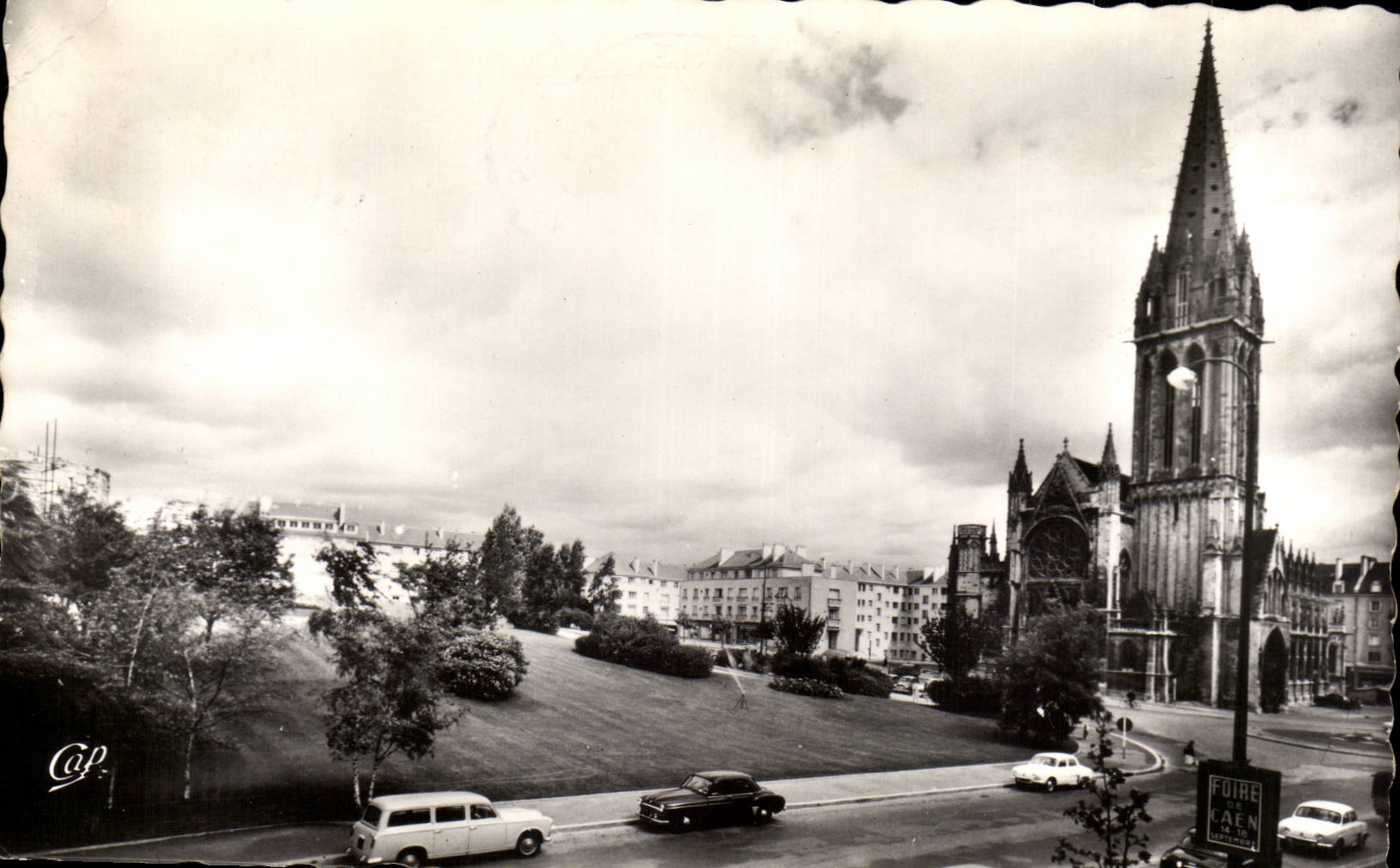 CPSM Caen Le jardin du chateau et l'eglise Saint Pierre
