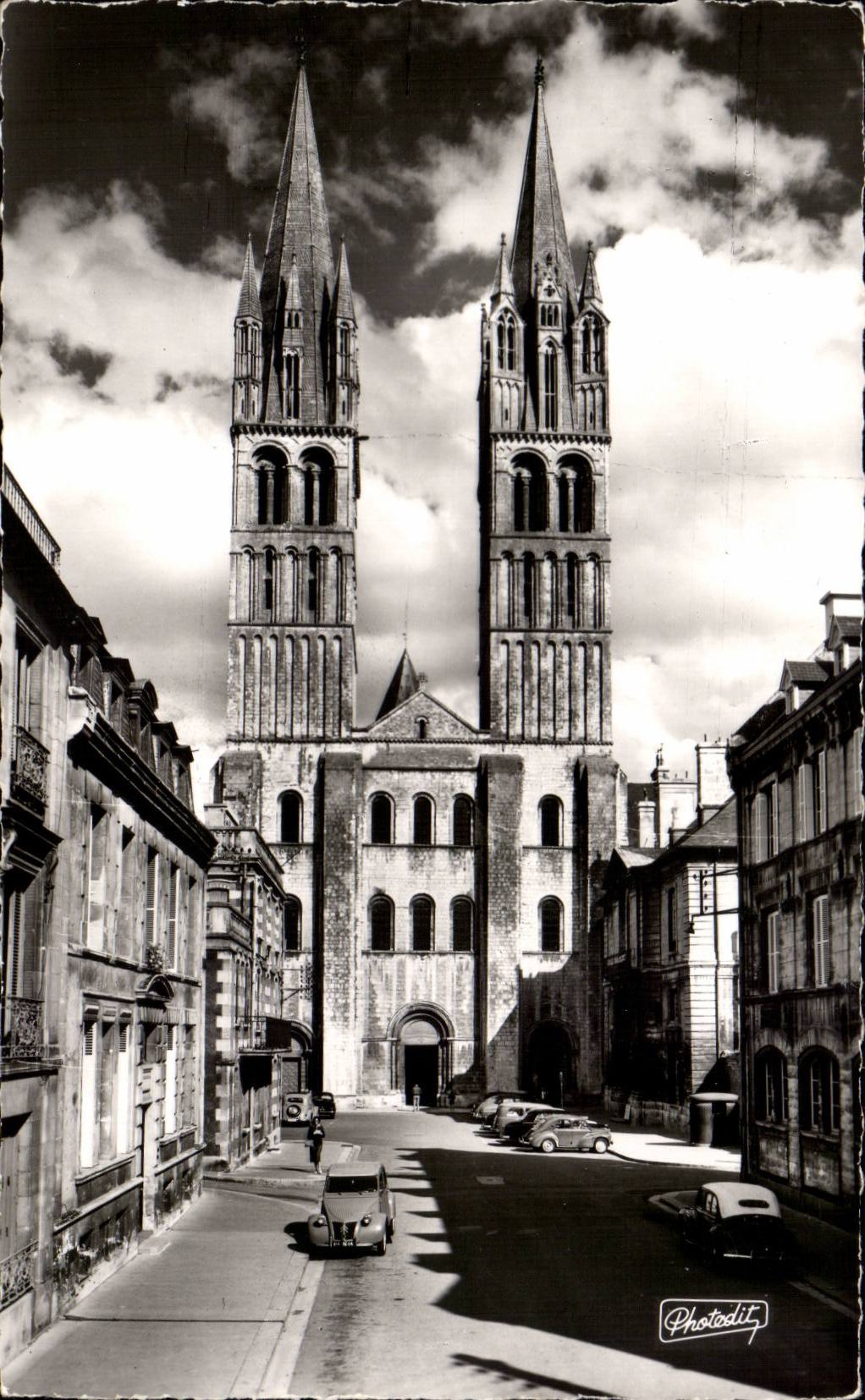 CPSM Caen L'abbaye aux hommes (Eglise St Etienne) fondee par Guillaume le conquerant 