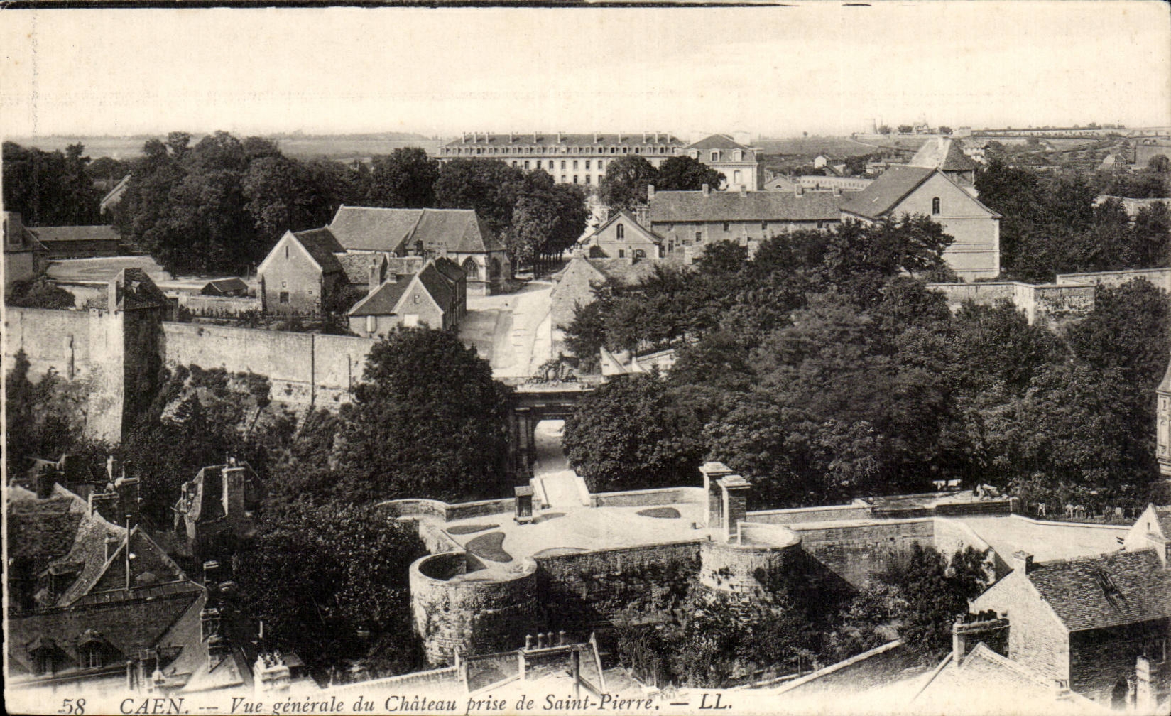 CPA Caen Vue generale du chateau prise de Saint Pierre