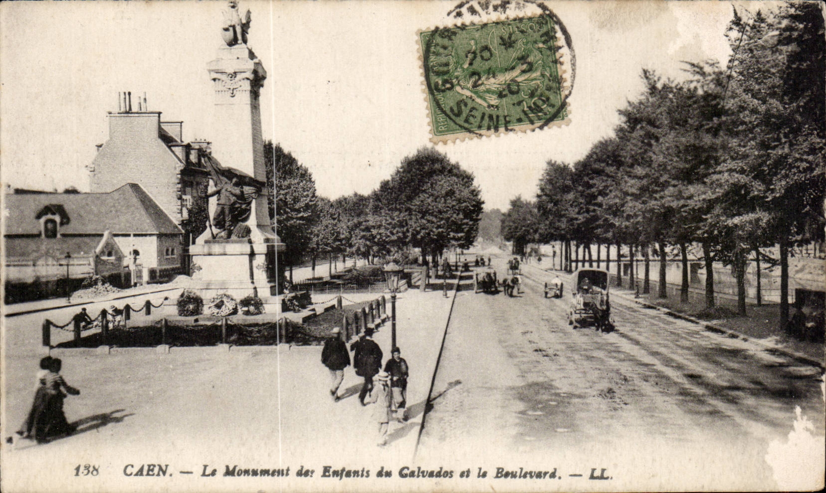 CPA Caen Le monument des enfants du Calvados et le boulevard