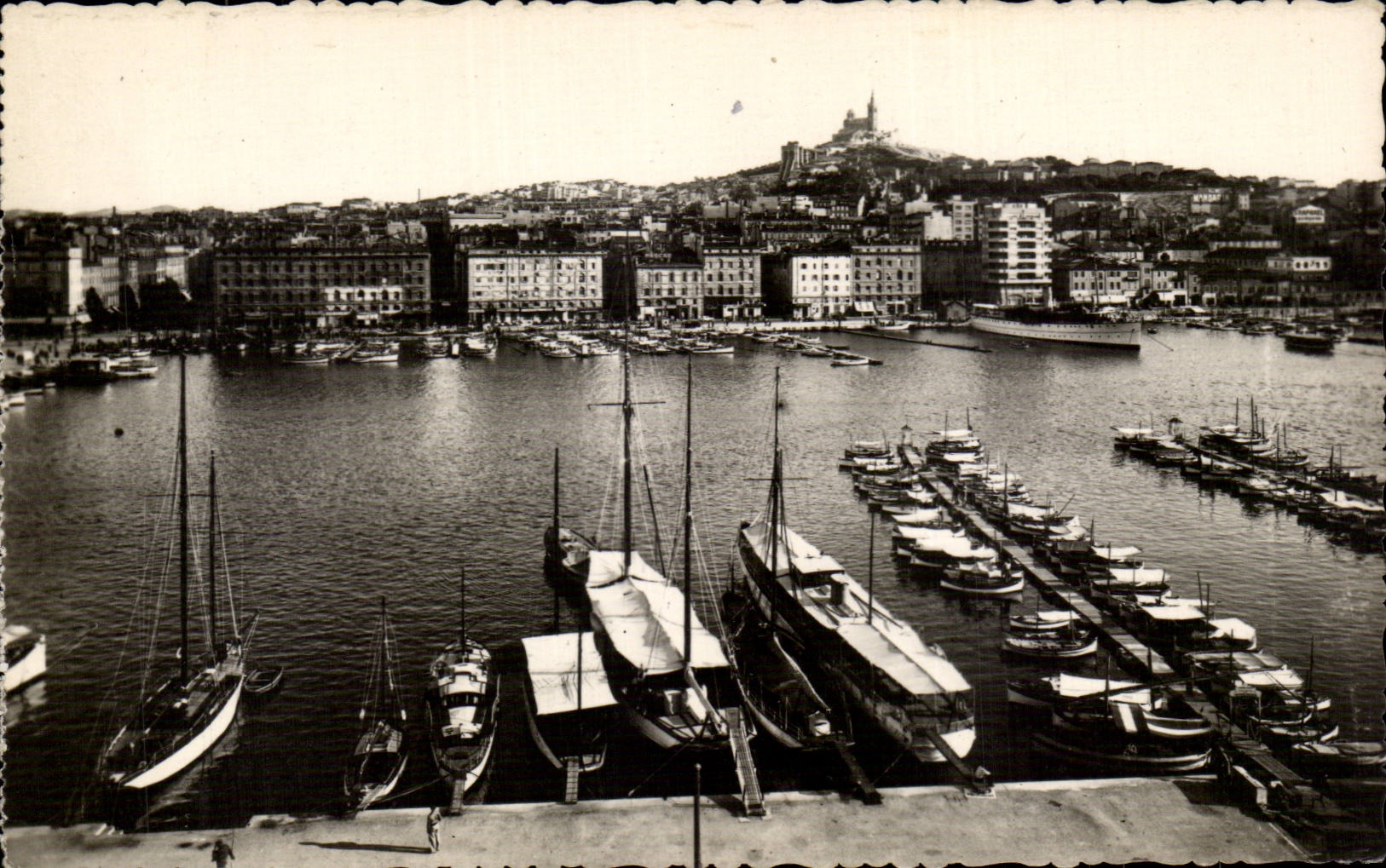 Marseille - Le Port - Notre Dame de la Garde - CPA 