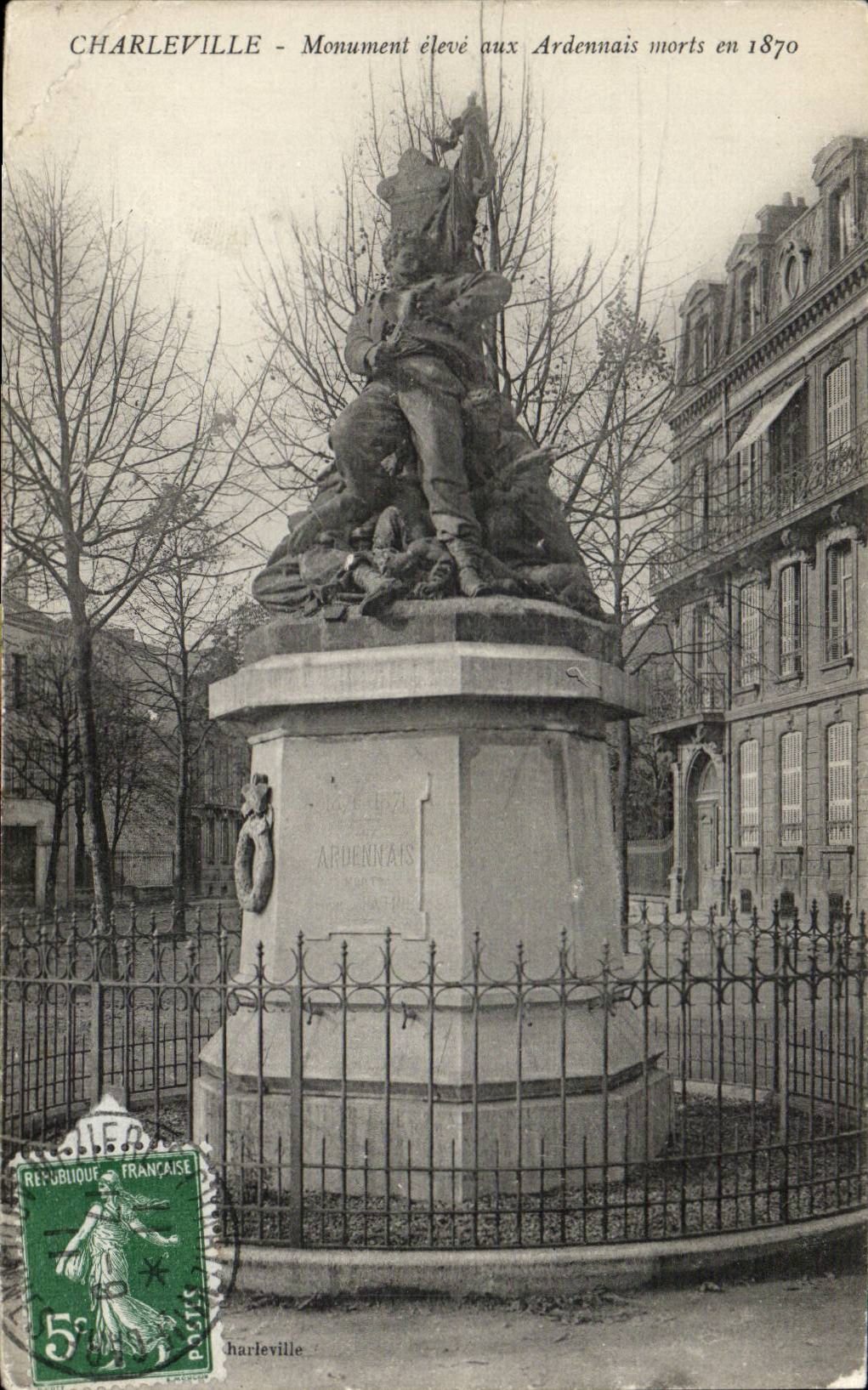 Charleville - Monument eleve aux Ardennais - CPA 