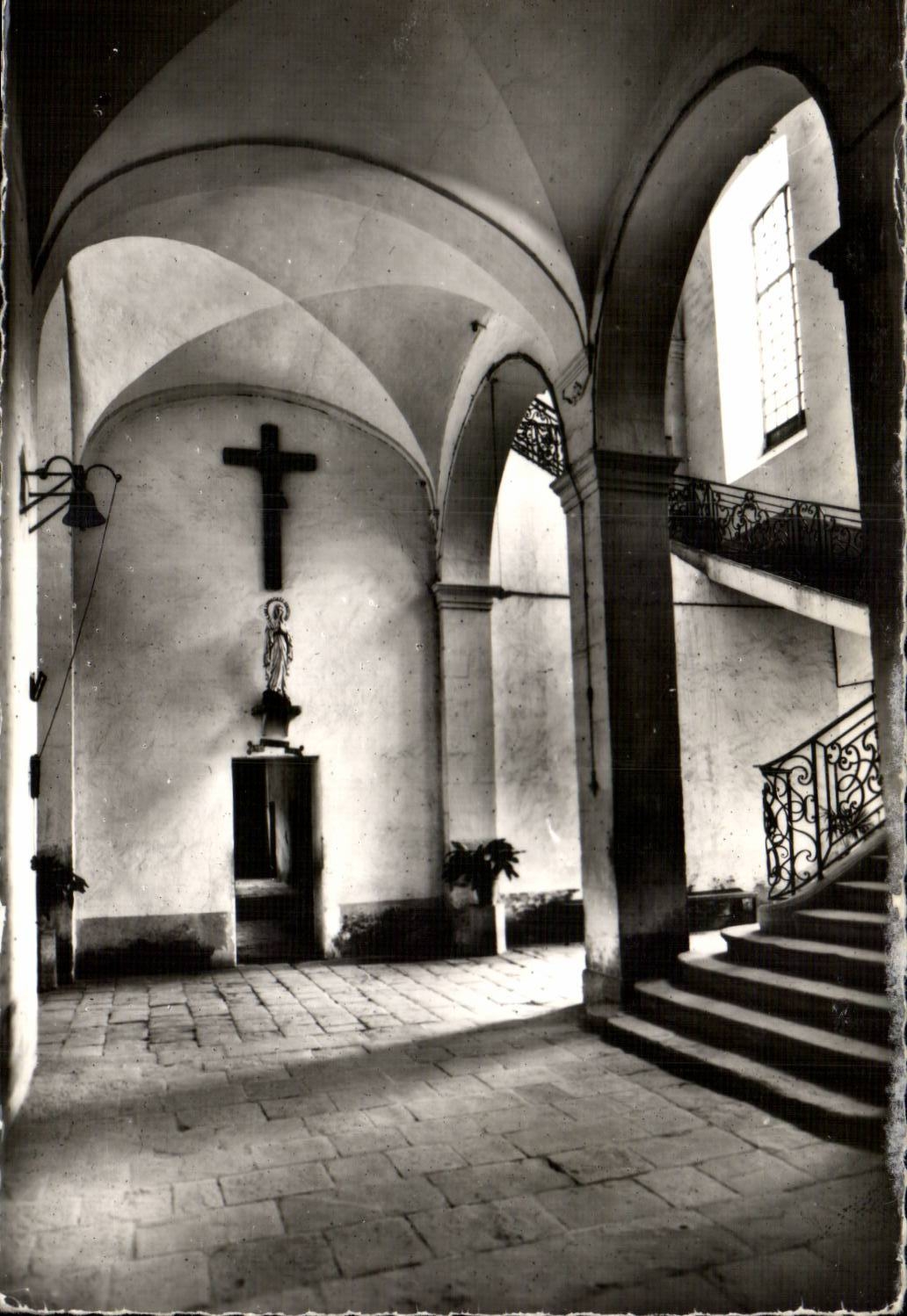 Abbaye de Lagrasse — Intérieur avec escalier et croix — Photographie du Grand Escallier