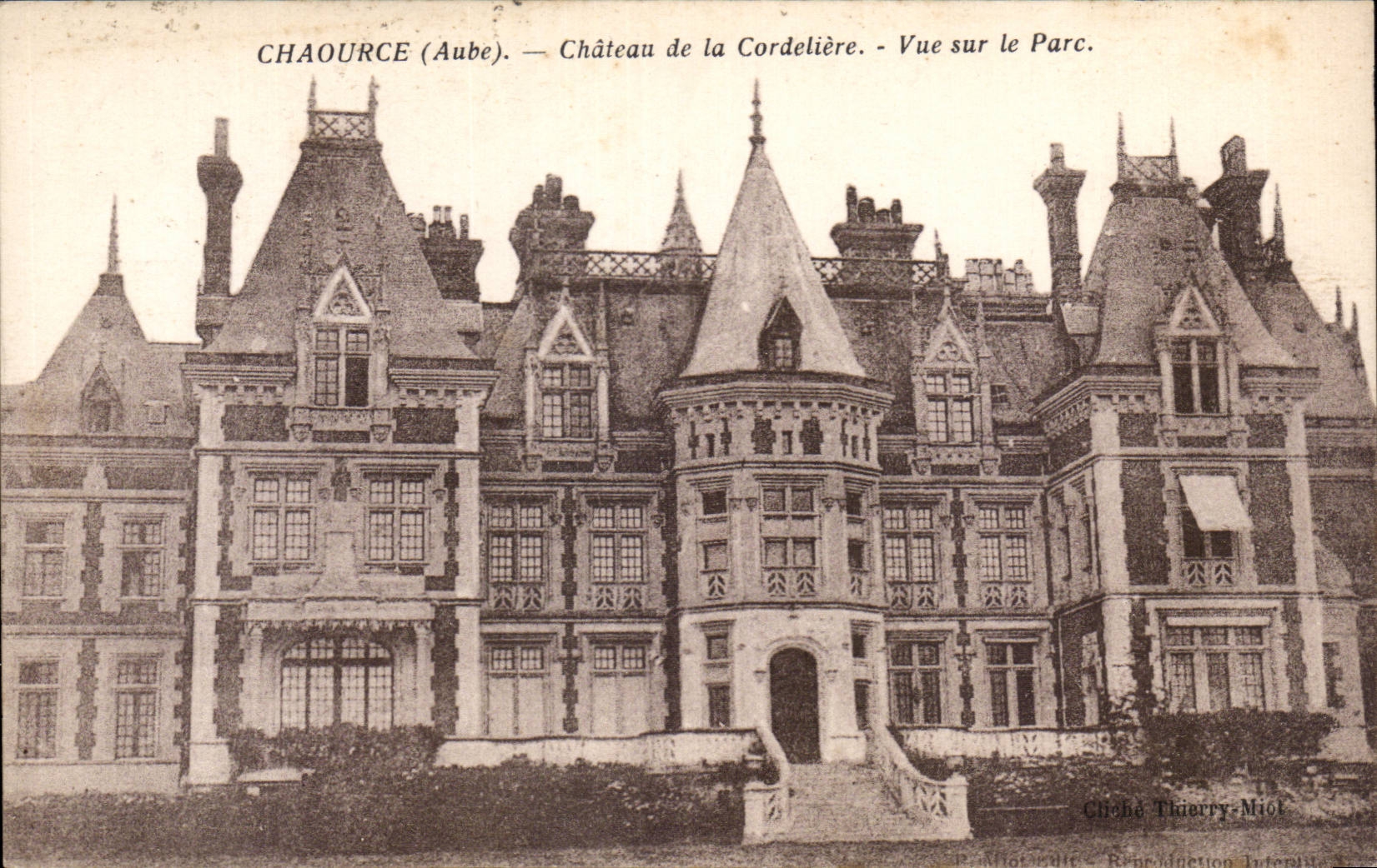 Chaource - Chateau de la Cordeliere - Vue sur le Parc - CPA 