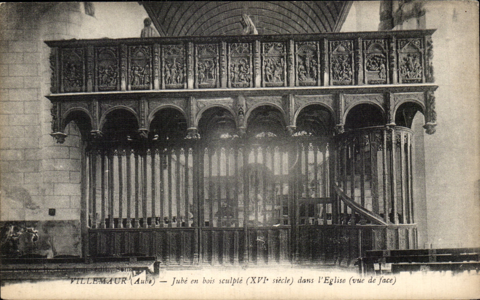 Villemaur (Aube) — Jubé en bois sculpté (XVIe siècle) dans l'Église (vue de face)
