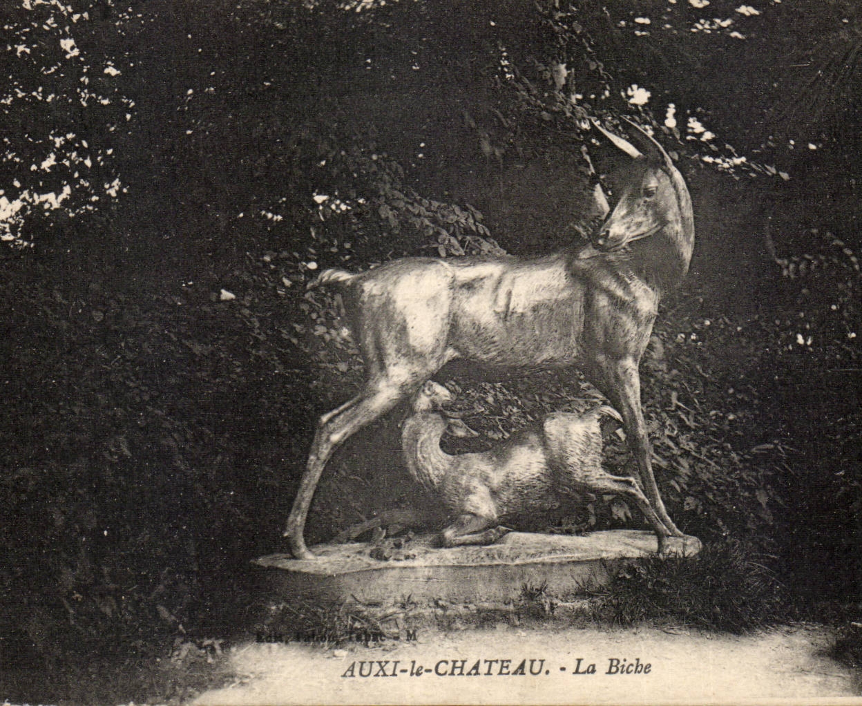 Auxi le Chtaeu - La Biche - The Doe - CPA 