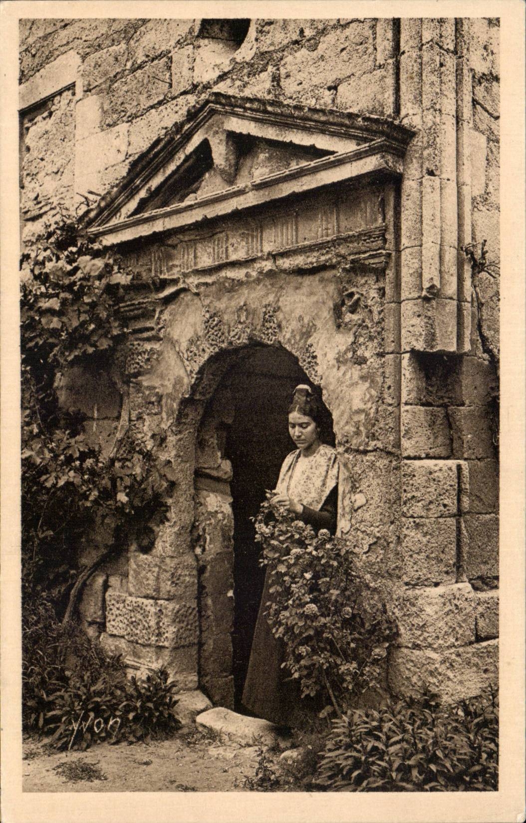 Jeune fille et vieilles pierres à Saint-Rémy — Édition d'Art YVON, Paris, n°42