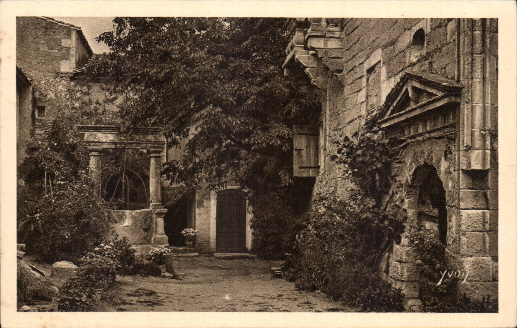Saint-Rémy (B.-du-R.) — Interno di Fattoria — Edizione d'Arte YVON