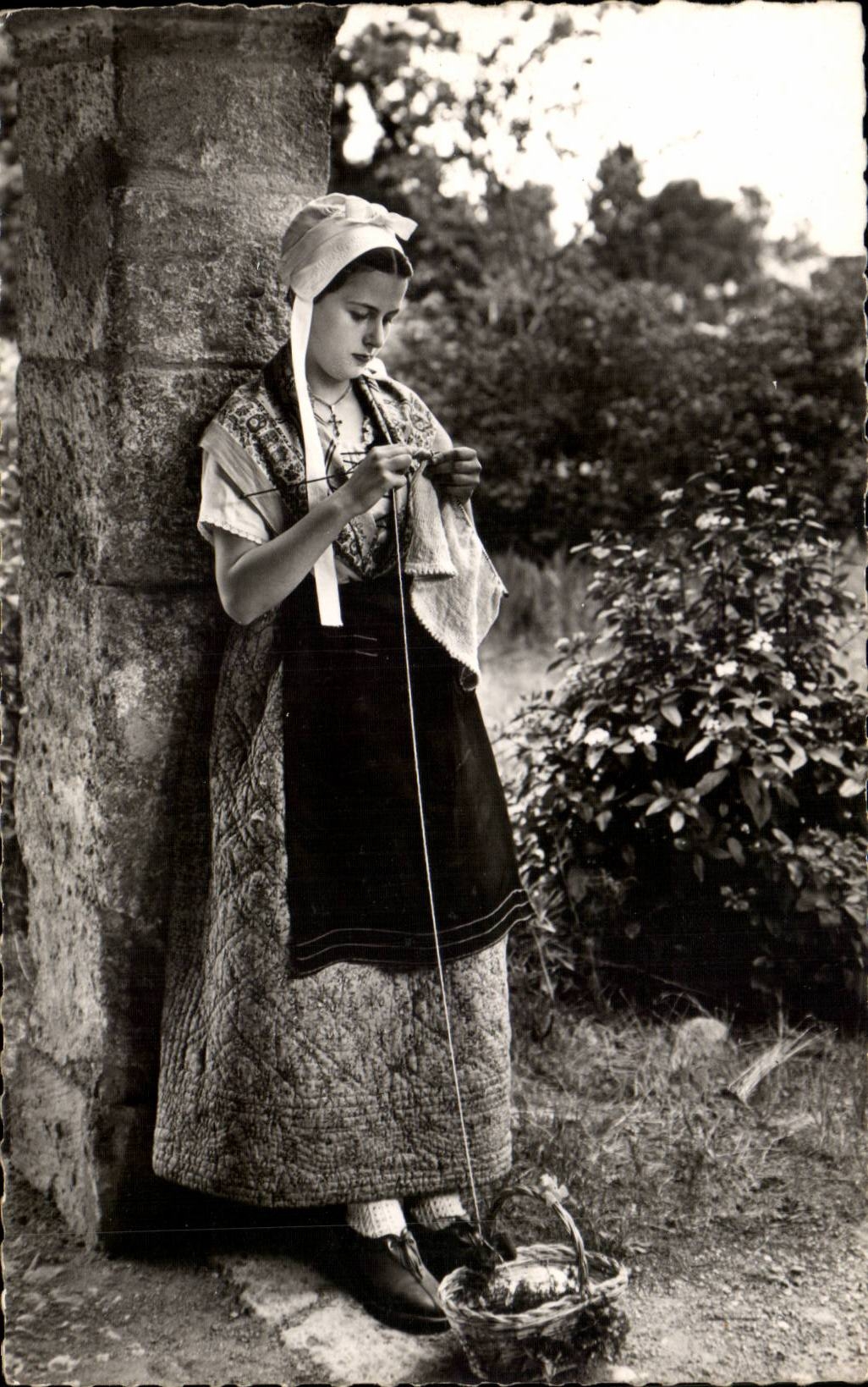Folklore - Costumes - Provence - Jeune Fille en Costume de Comtadine - CPSM 
