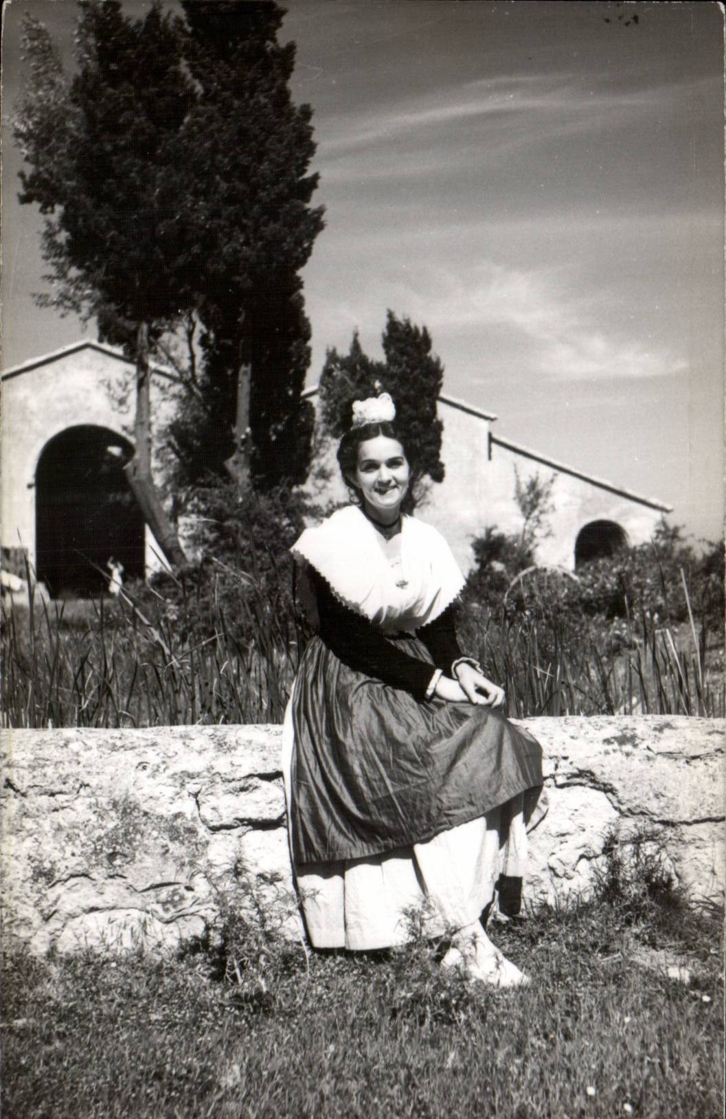 Folklore - Costumes - Provence - Jeune Fille en Costume - CPSM 