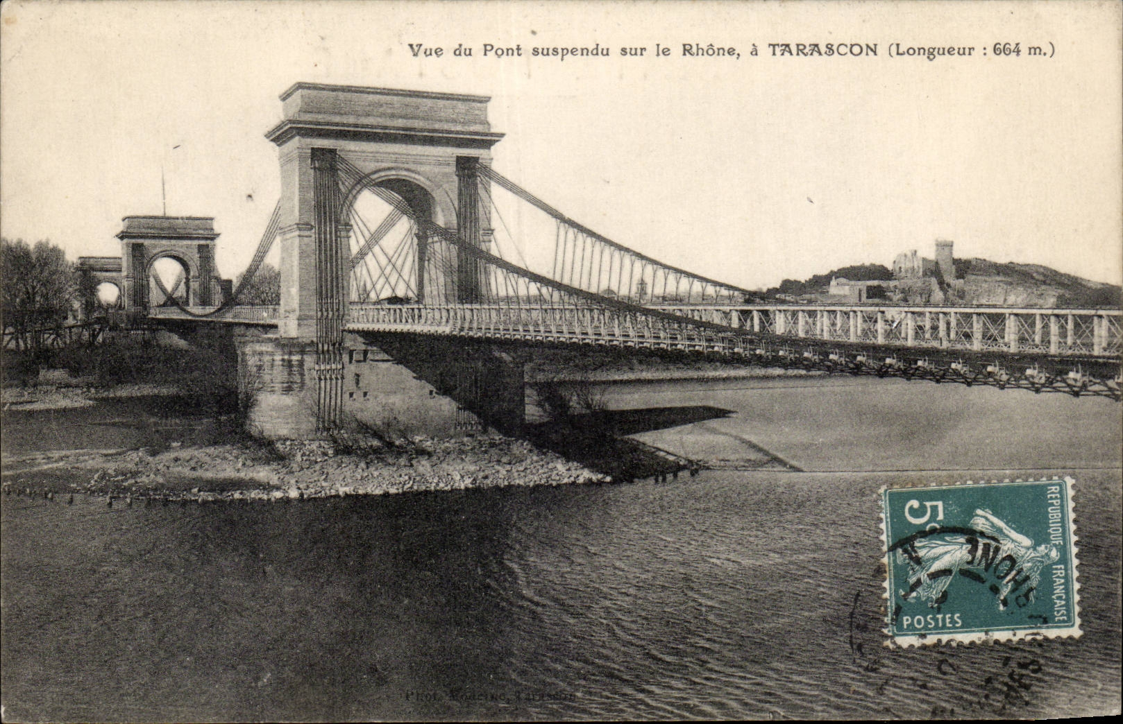 Pont suspendu sur le Rhône, à Tarascon — Longueur : 664 m. — Phot. W. Salamon