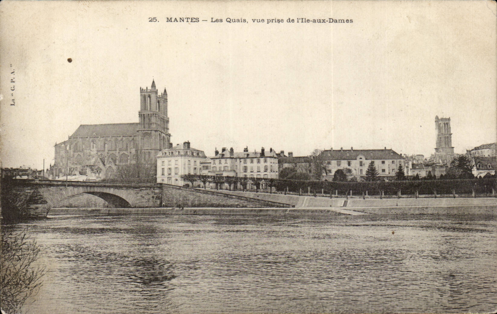 MANTES — Les Quais, vue prise de l'Île-aux-Dames — La G.P.A.