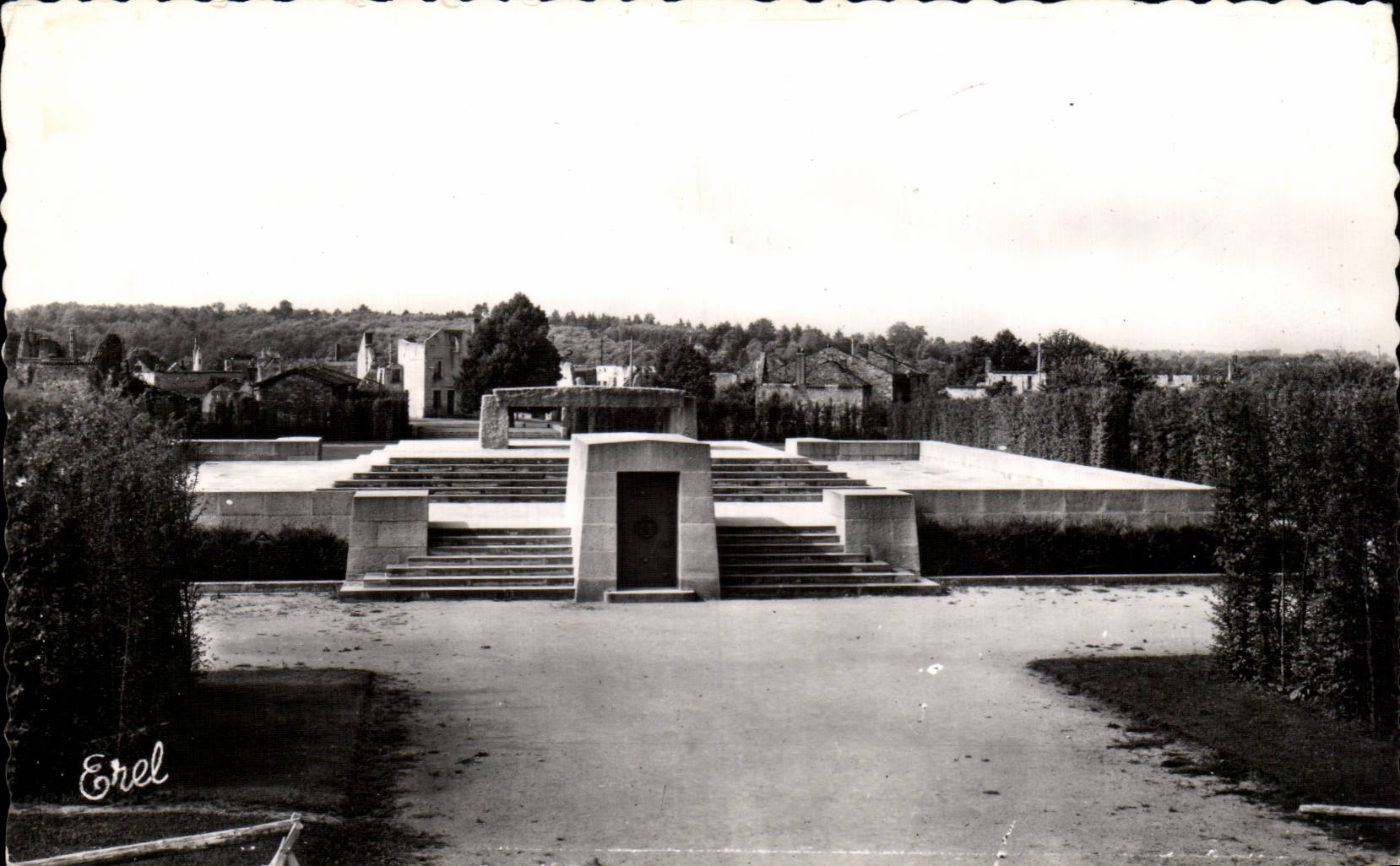 Oradour sur Glane - L'Ossuaire et le bourg martyr - CPA 