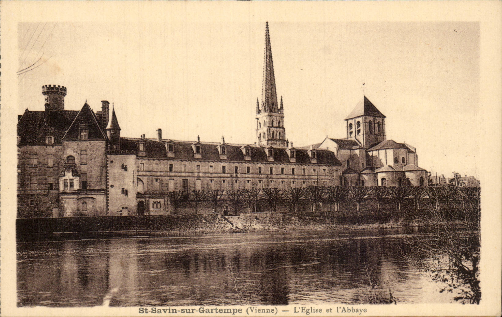 Saint Savin sur Gartempe - L'Eglise et L'Abbaye - CPA 