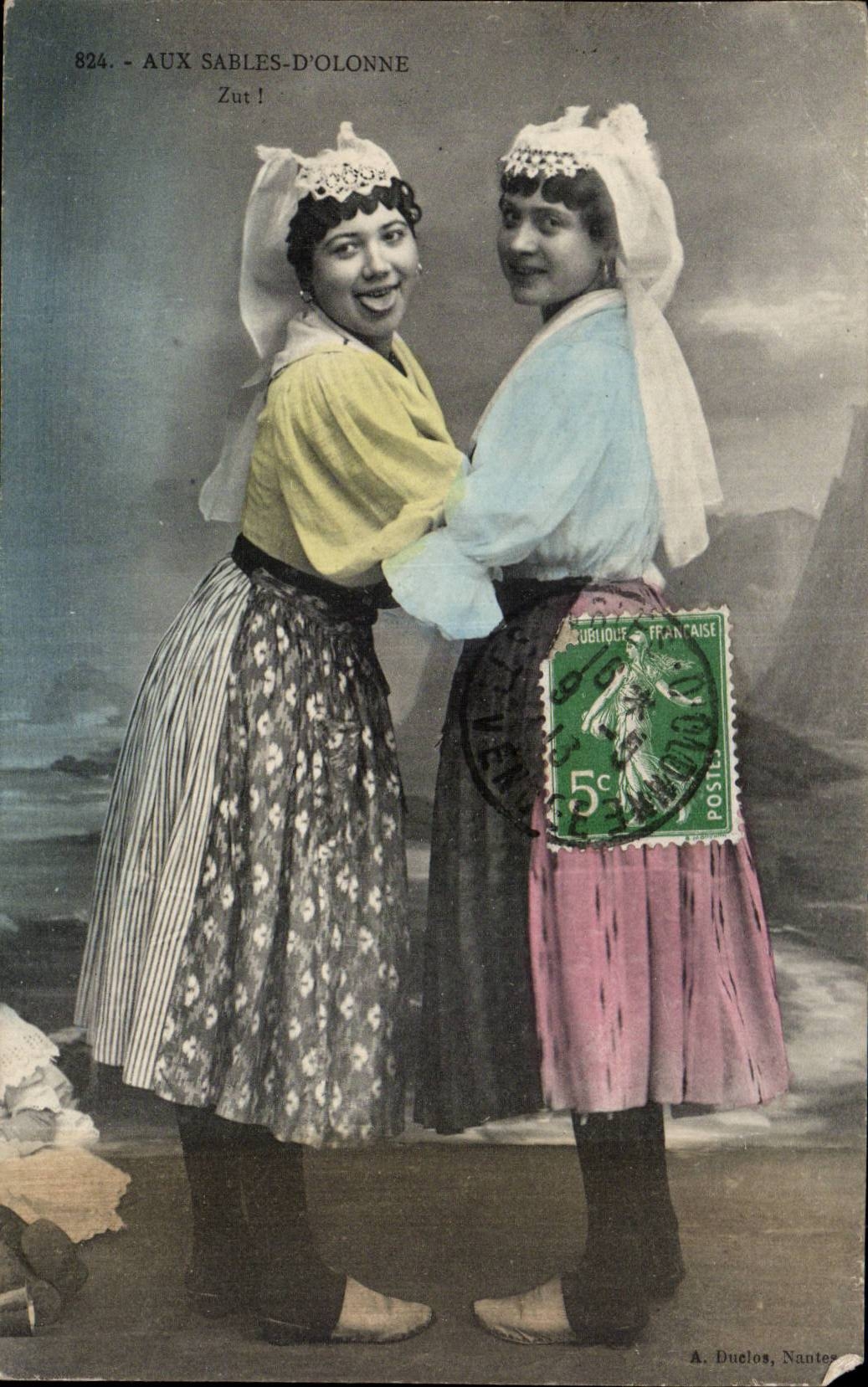 Deux jeunes femmes aux Sables-d'Olonne — éditeur A. Duelos, Nantes, n° 824