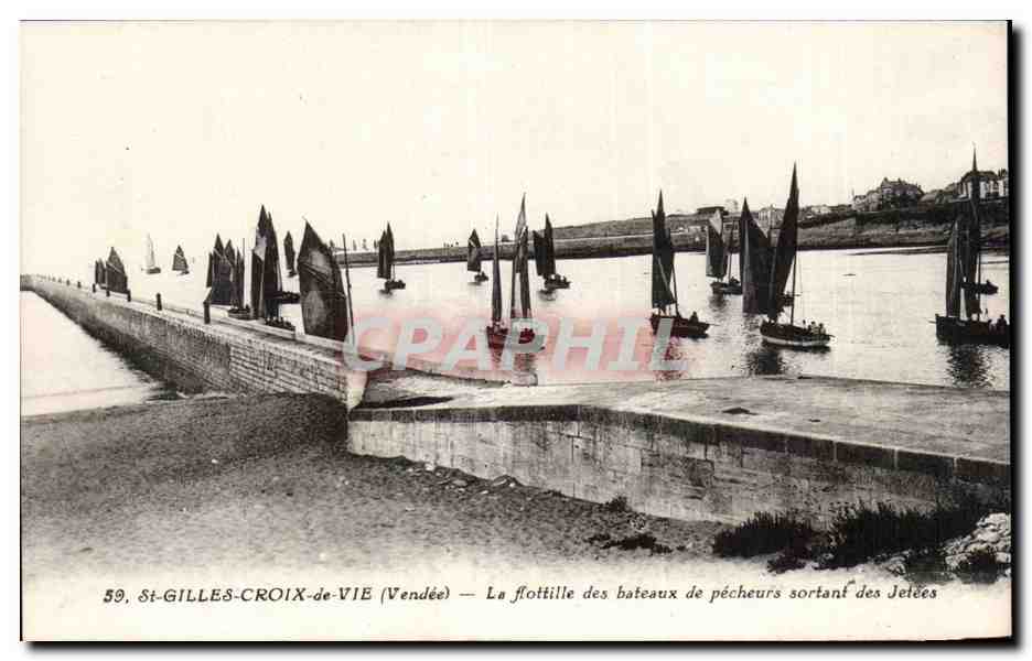 St-Gilles-Croix-de-Vie (Vendée) — La flottille des bateaux de pêcheurs sortant des Jetées