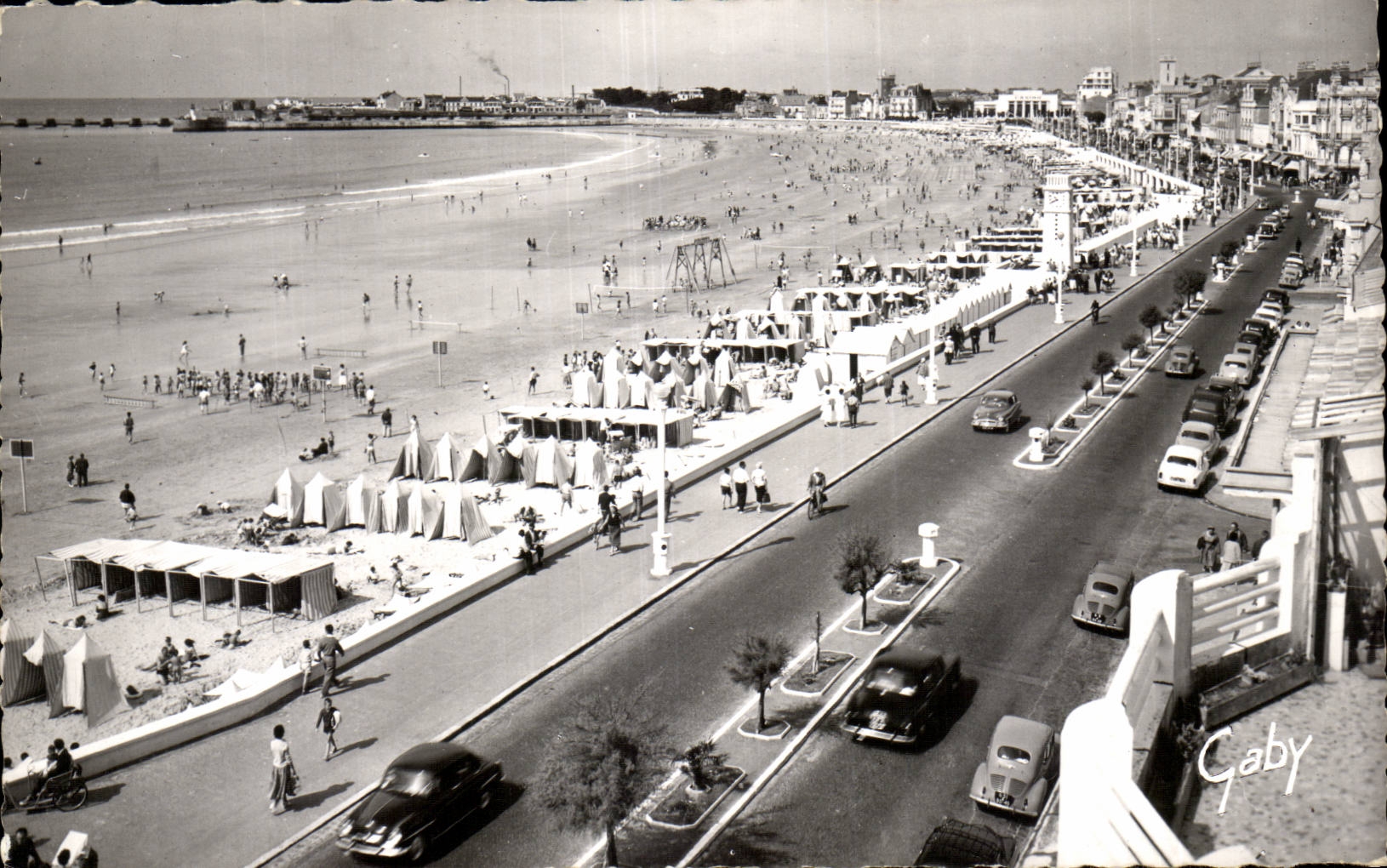 CPSM Les Sables d'olonne Vue d'ensemble de la plage Volley ball Volley-ball