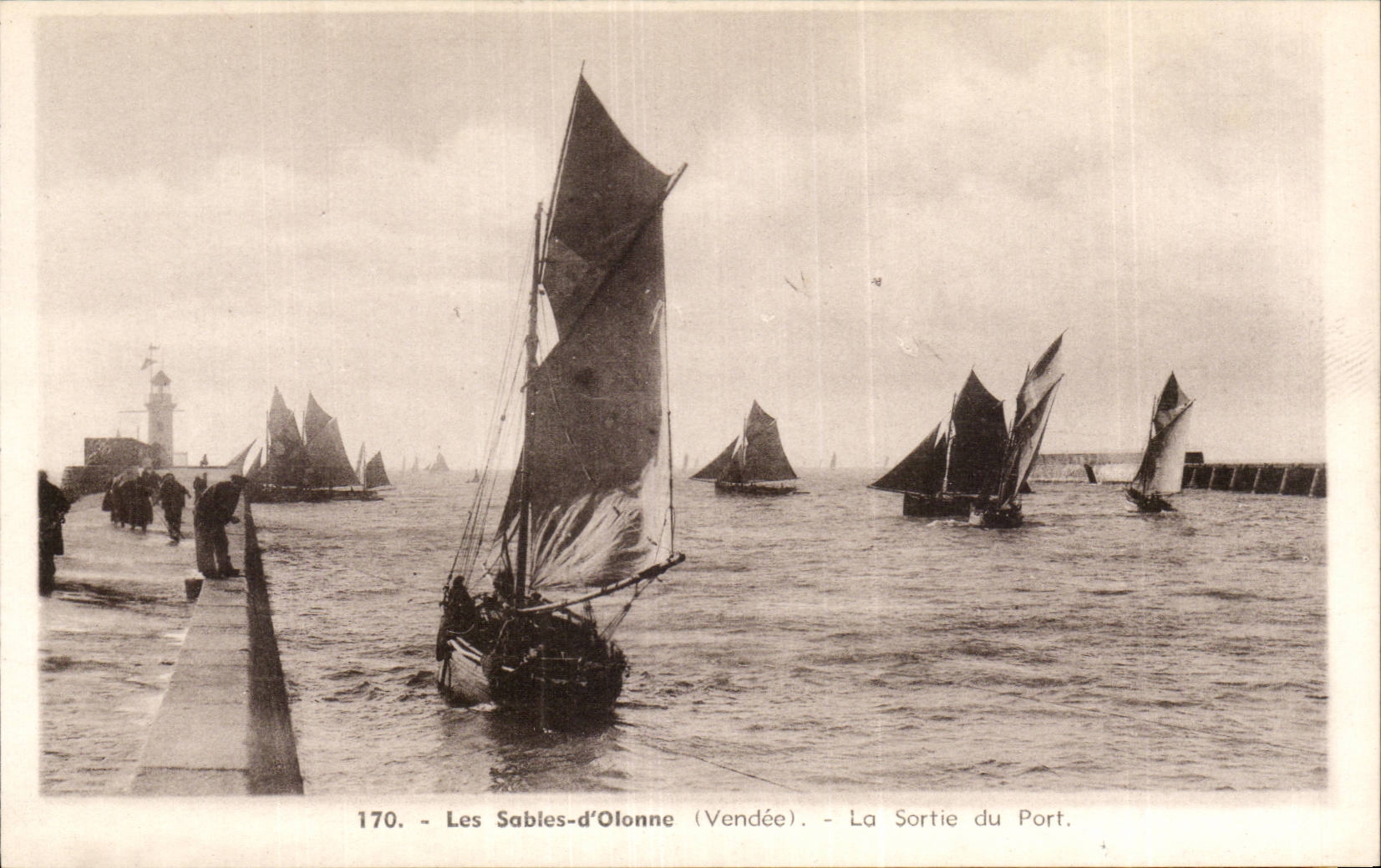 CPA Les Sables d'olonne La sortie du port