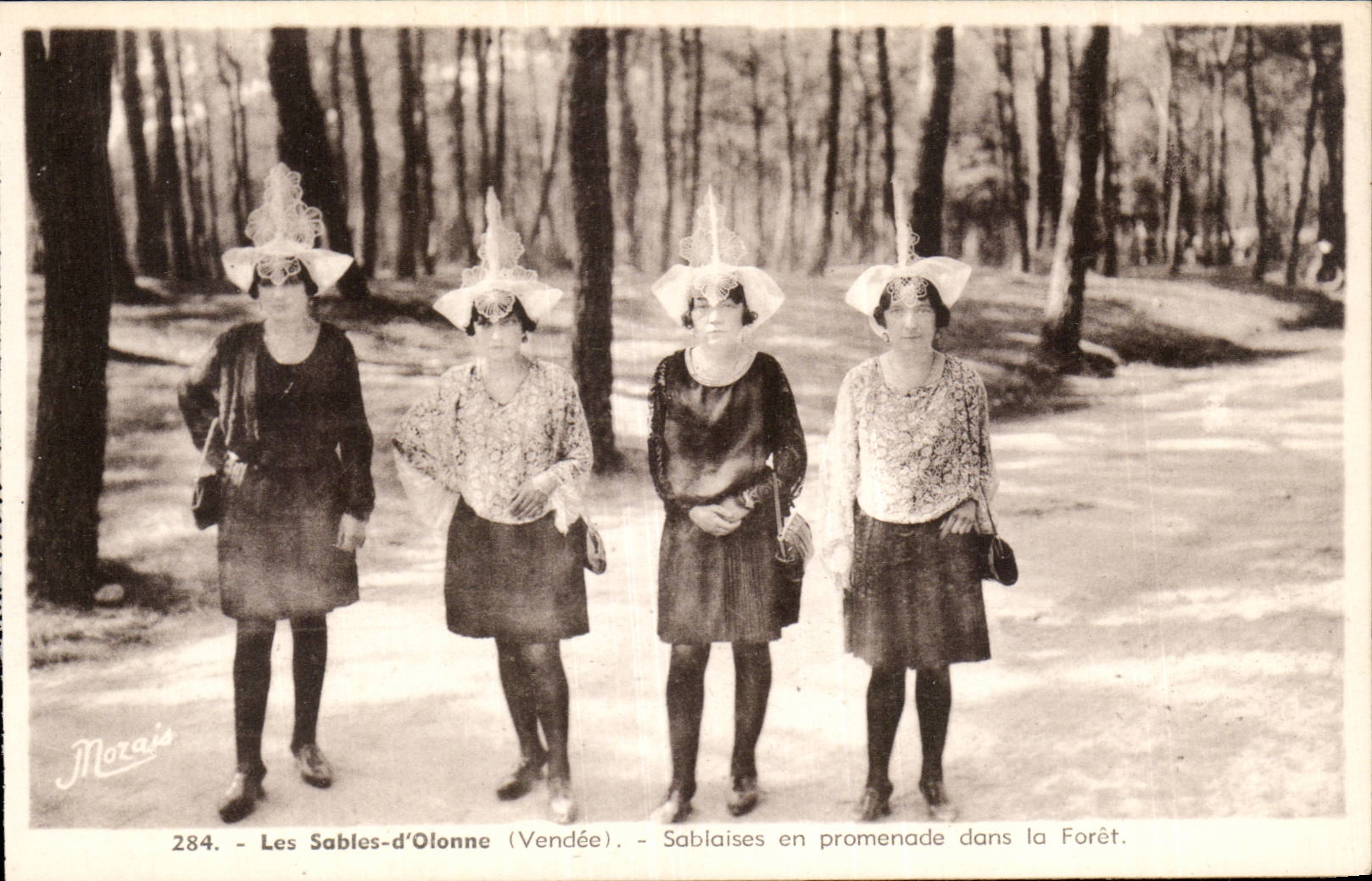Les Sables-d'Olonne (Vendée) — Sablaises en promenade dans la Forêt — éditeur Morzais, n° 284