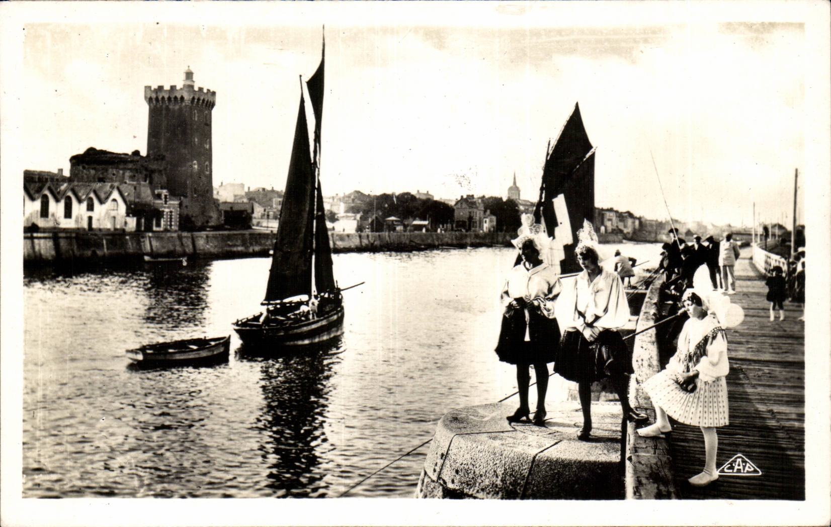 CPSM Sables d'olonne Le chenal et la tour d'Arundel 
