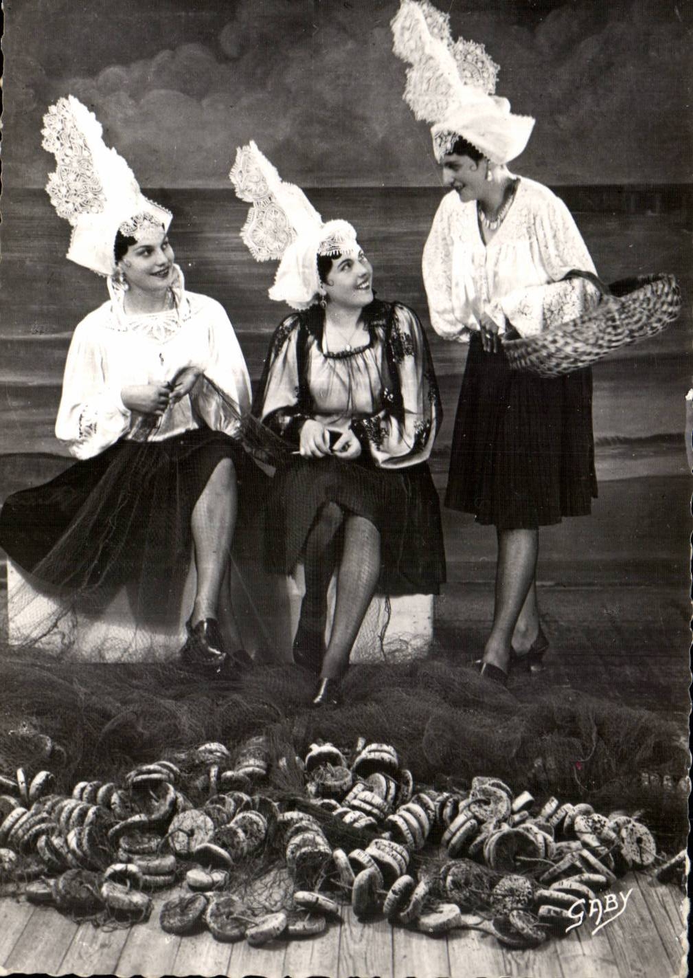 Drei Sablaisen — traditionelle Kleidung — Éditions Gaby, n°19