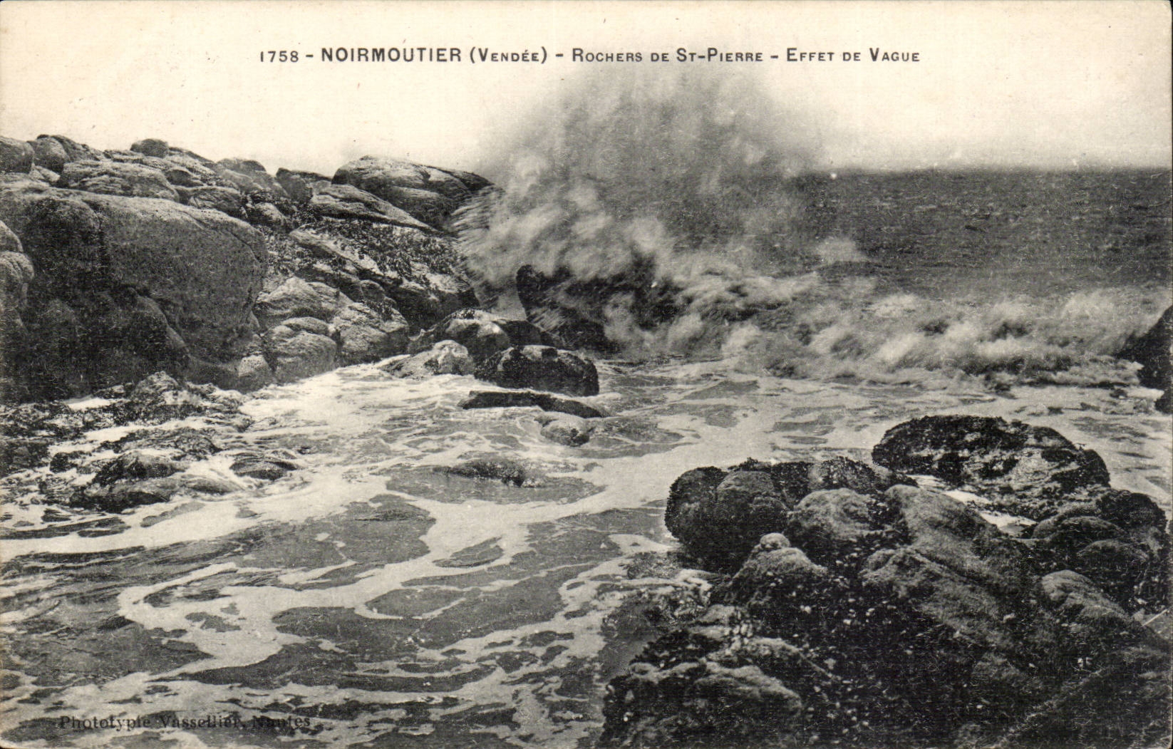 CPA Noirmoutier Rochers de St Pierre Effet de vague