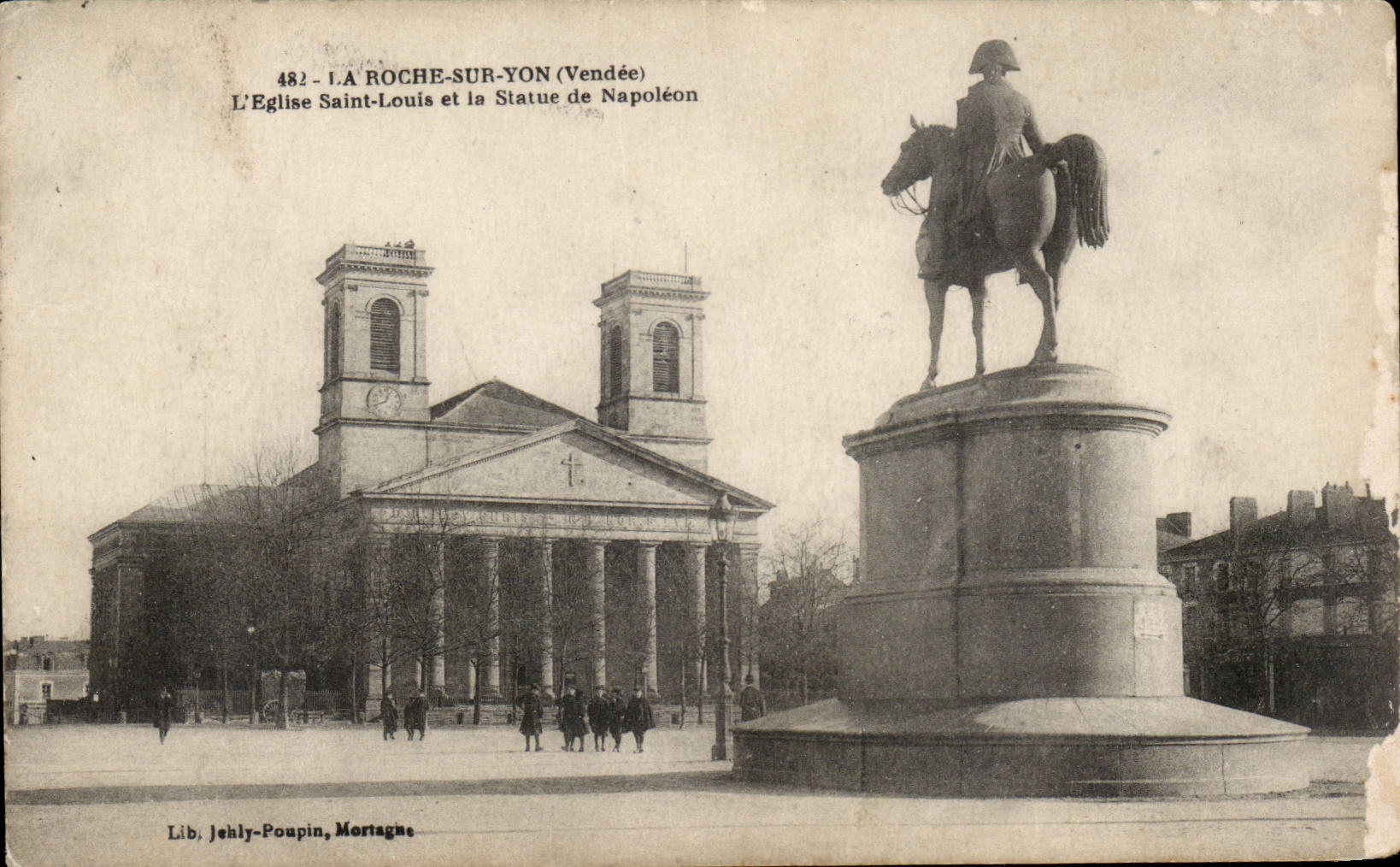 CPA La Roche sur Yon L'eglise Saint Louis et la statue de Napoleon 