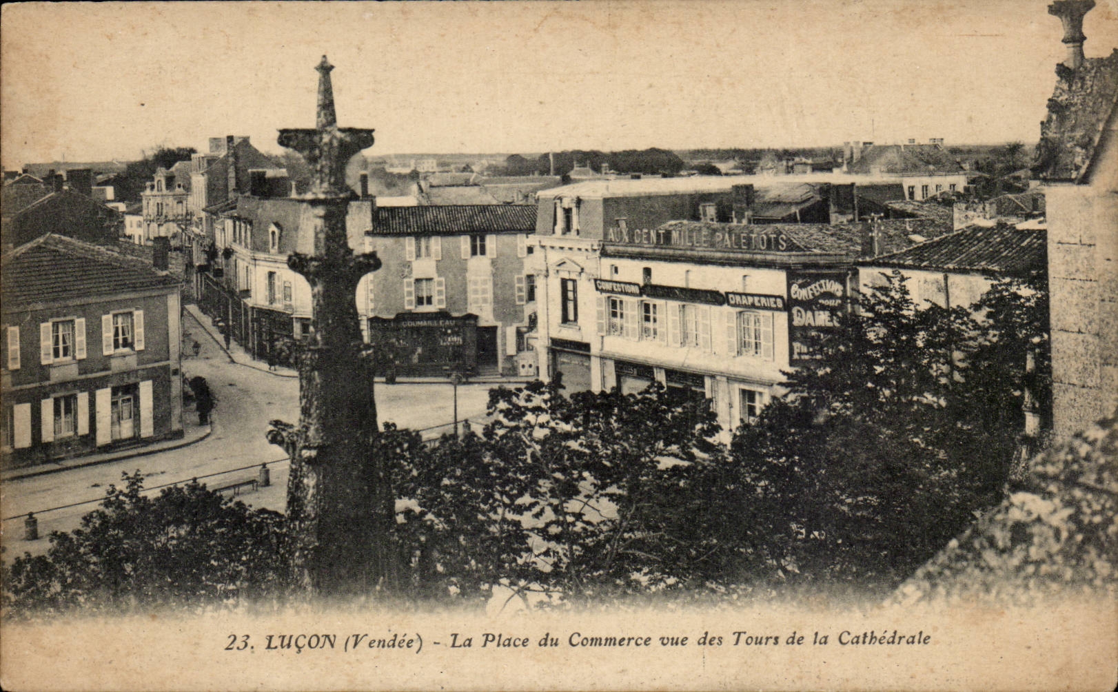 Luçon (Vendée) — La Place du Commerce vue des Tours de la Cathédrale — Arnaud et Nozais, Nantes