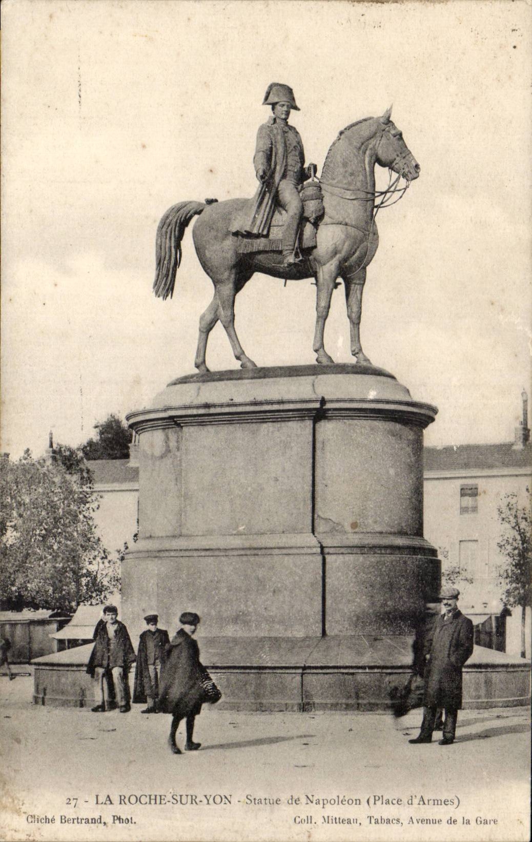CPA la roche sur Yon Statue de Napoleon (place d'armes)