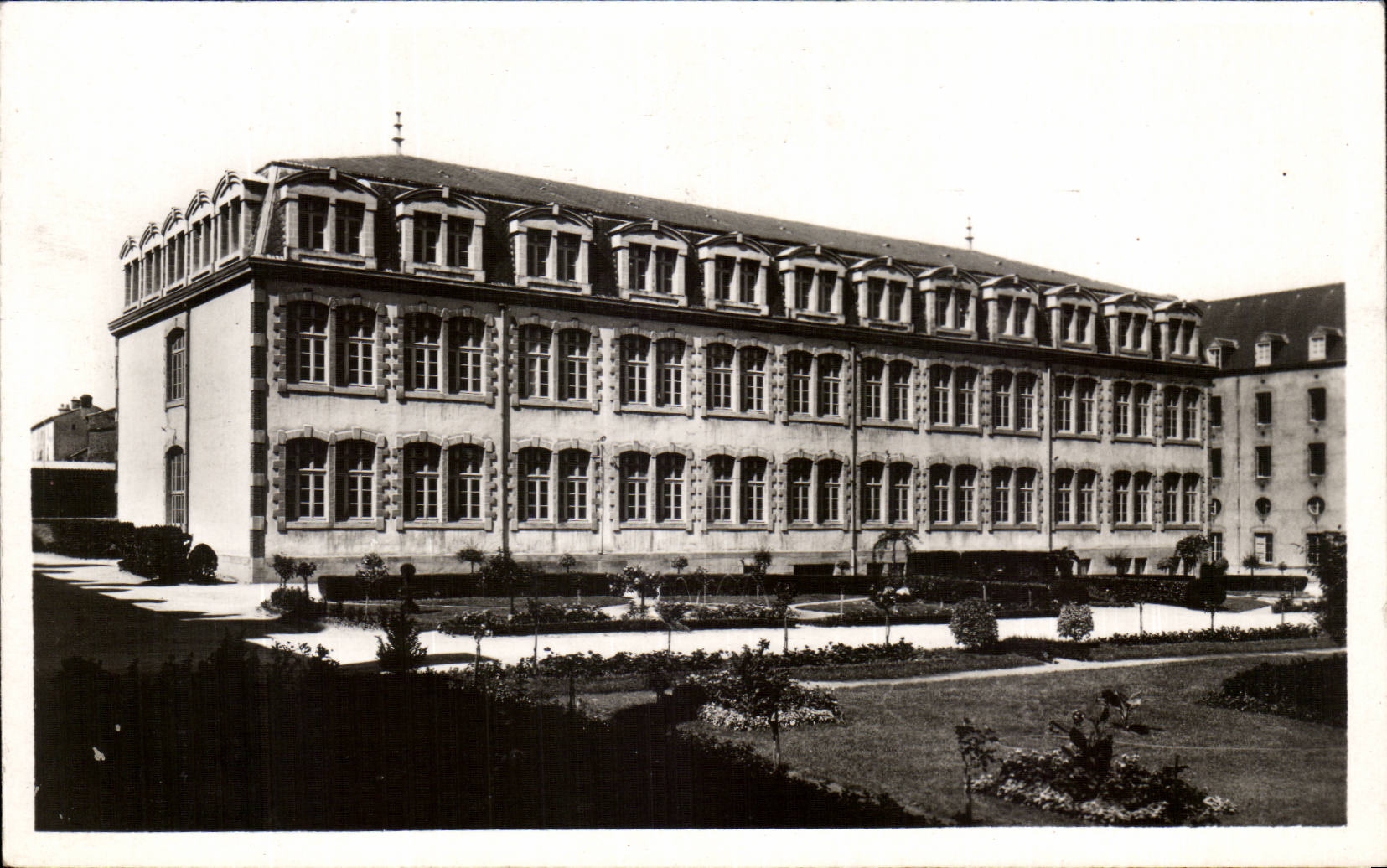 CPSM Pensionnat St Gabriel St Laurent sur Sevre Les classes et le jardin interieur