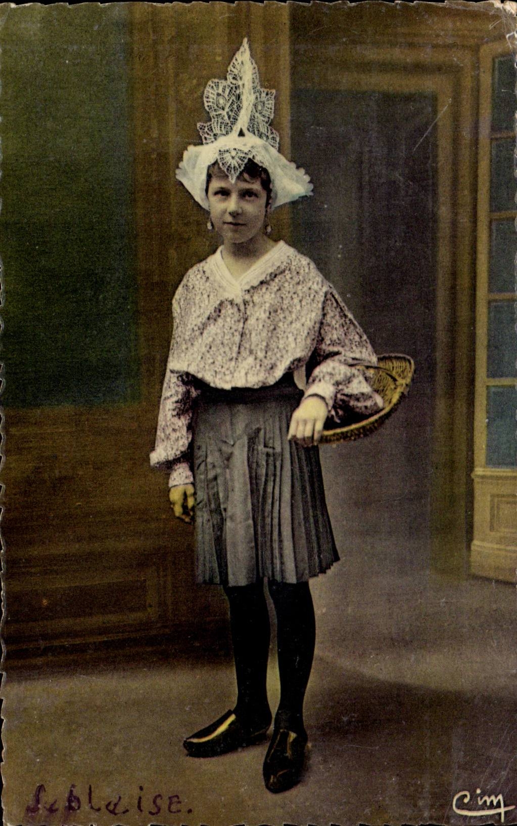 CPA Costume sablaise Folklore Femme
