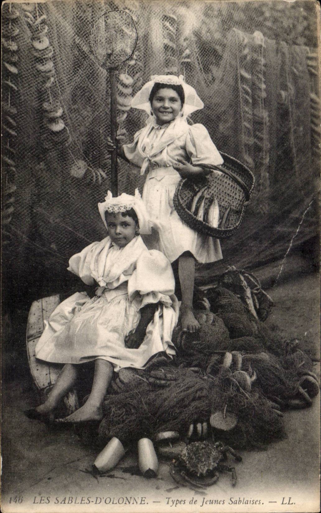 CPA Sables d'olonne Type de jeune sablaise Folklore Enfants