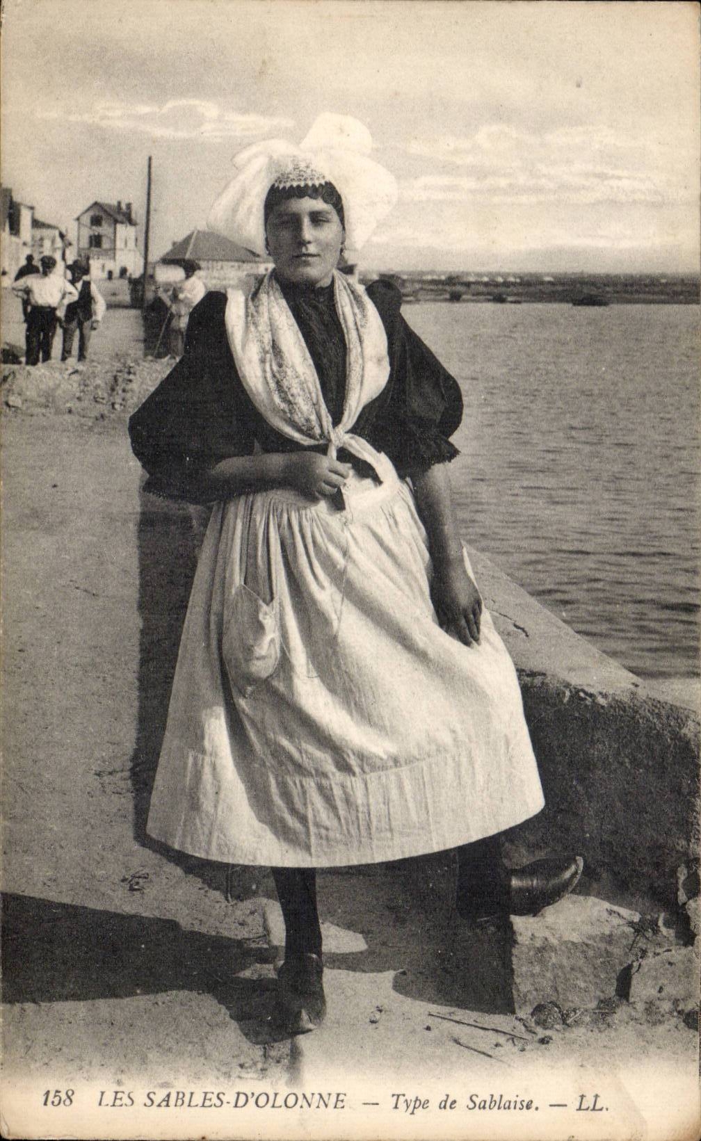 CPA Sables d'olonne Type de sablaise Folklore Femme