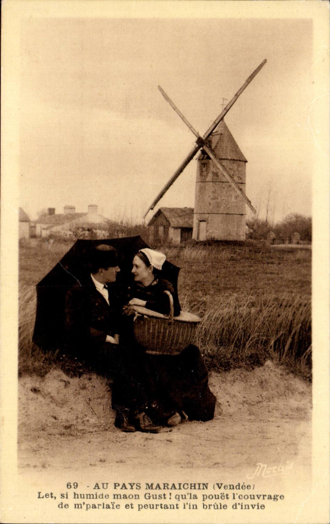 CPA Au pays Maraichin Folklore Femme Moulin Windmill