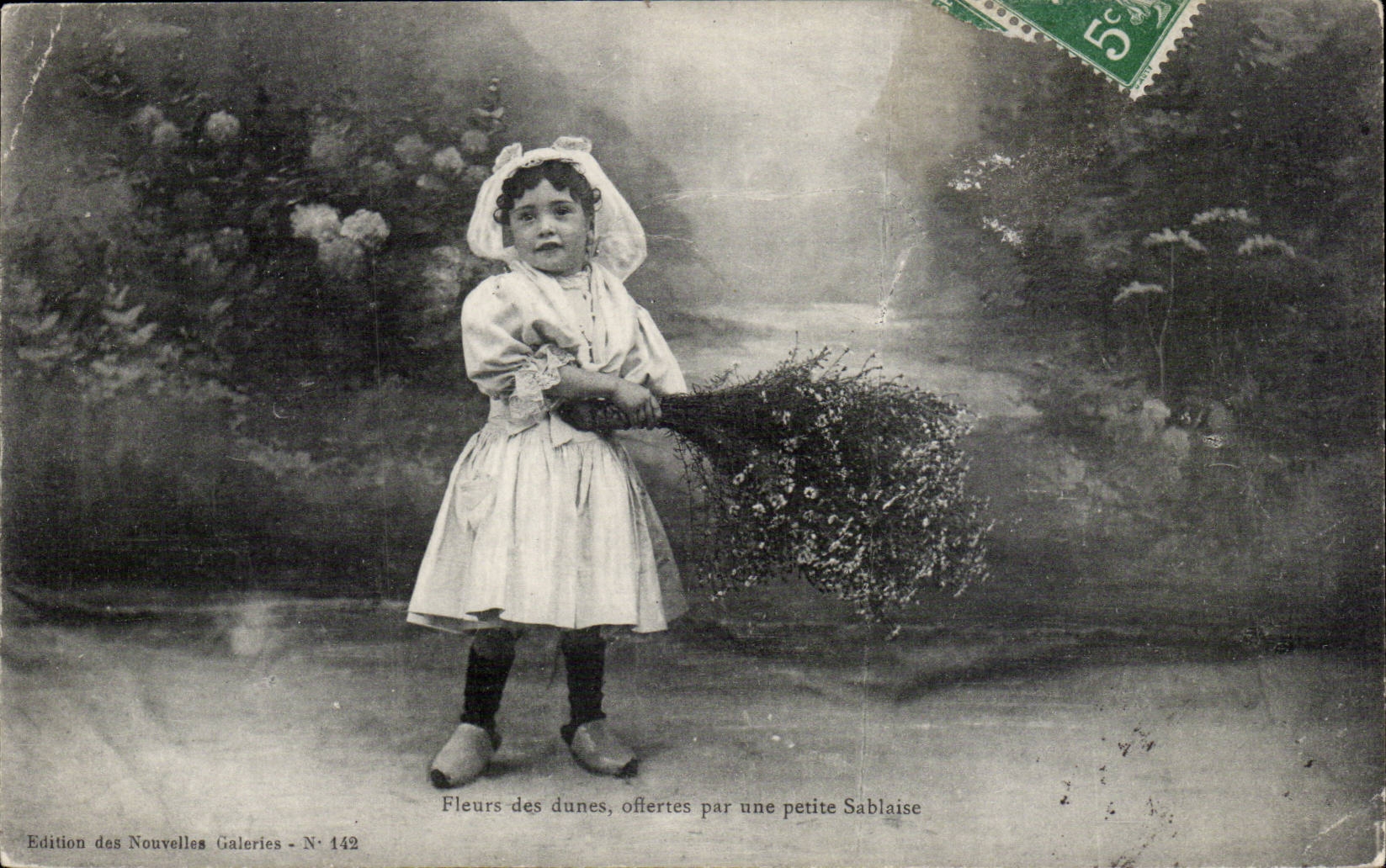 CPA Fleurs des dunes offertes par une petite sablaise Folklore