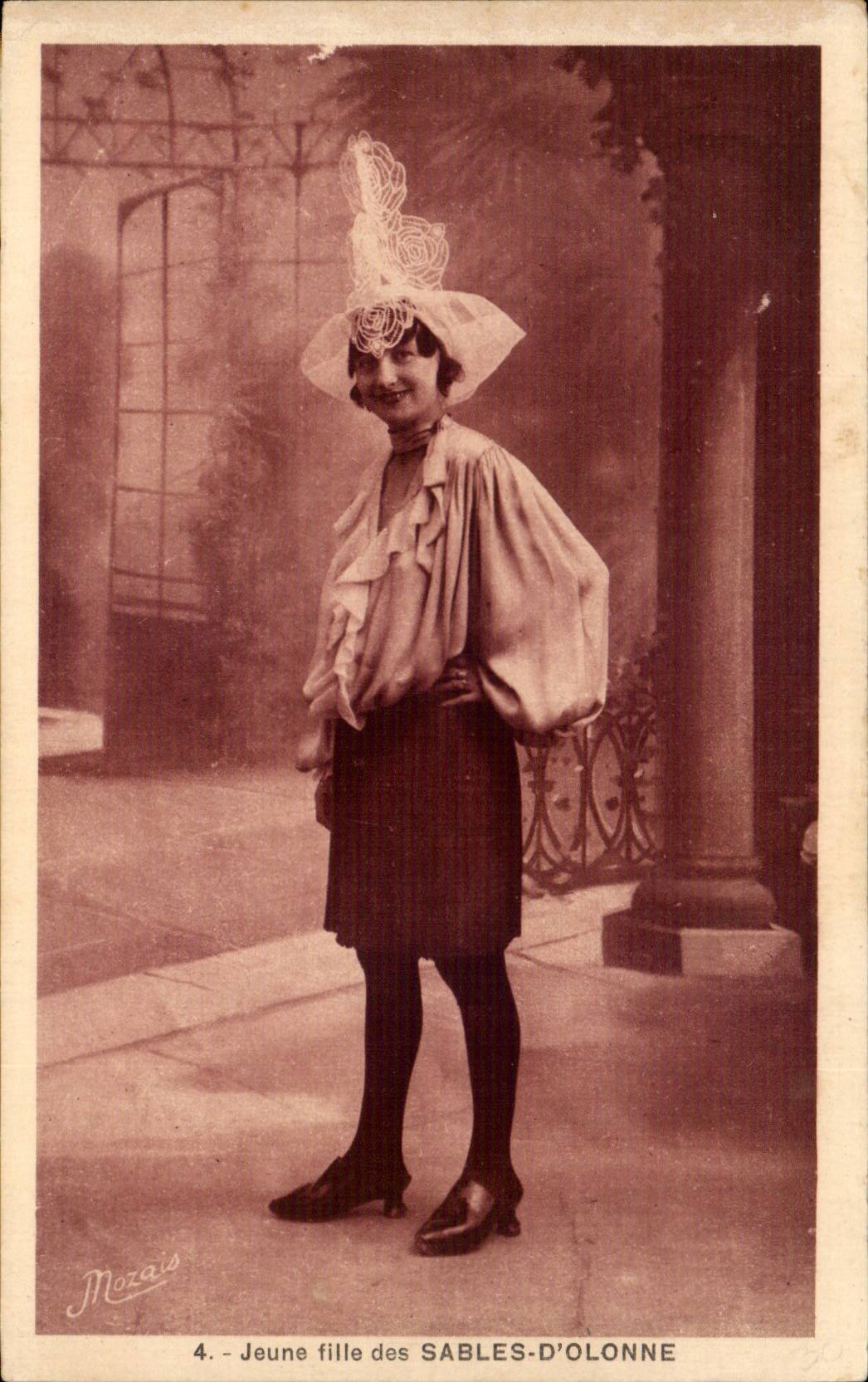 CPA Les Sables d'Olonne Jeune fille Folklore Costume Coiffe